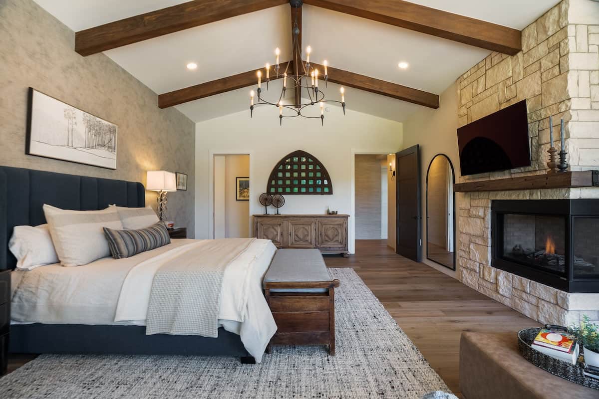 modern-rustic-bedroom-with-wood-ceiling-beams