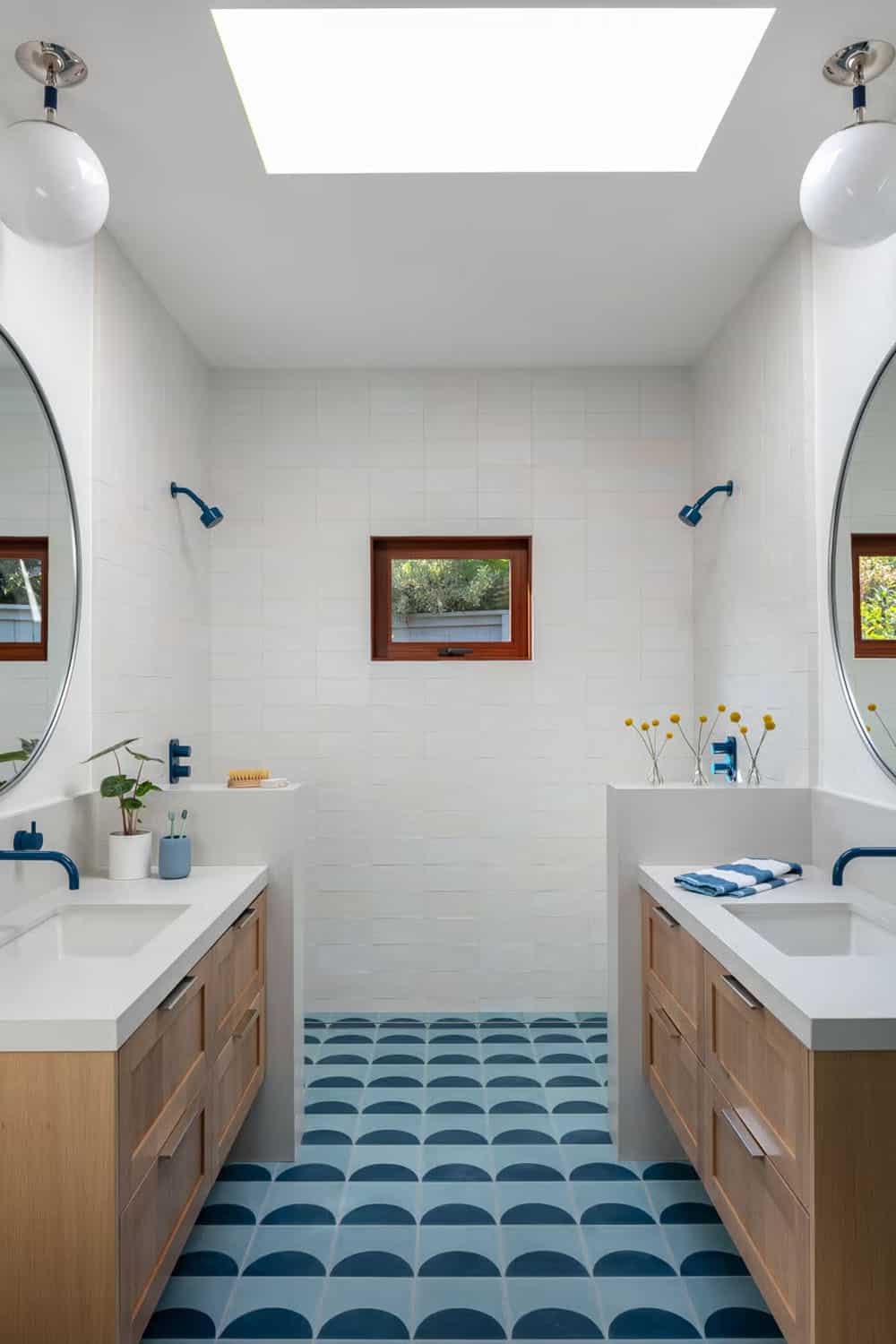 farmhouse-style-kids-bathroom-with-a-skylight