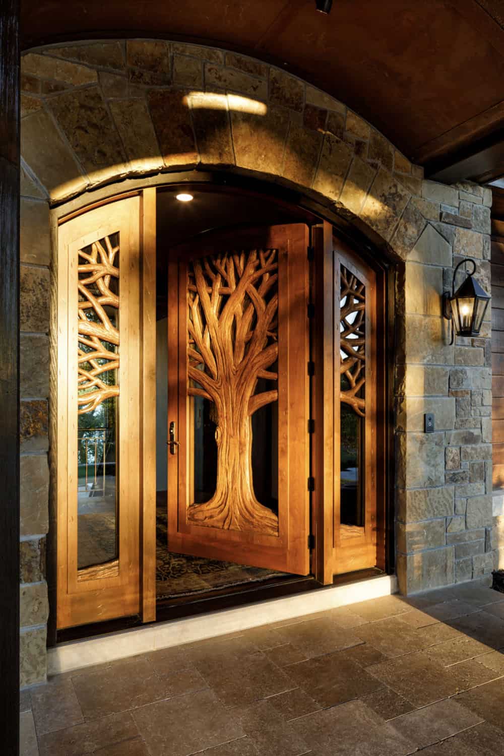 rustic-mountain-lodge-inspired-lake-house-entry