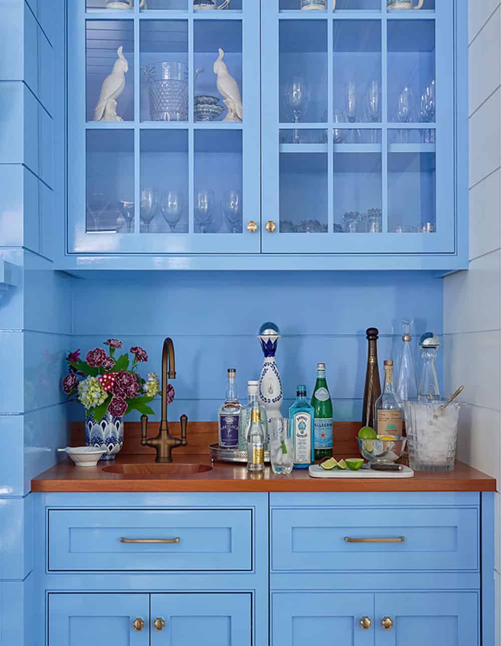 beach-style-home-bar-with-blue-cabinets