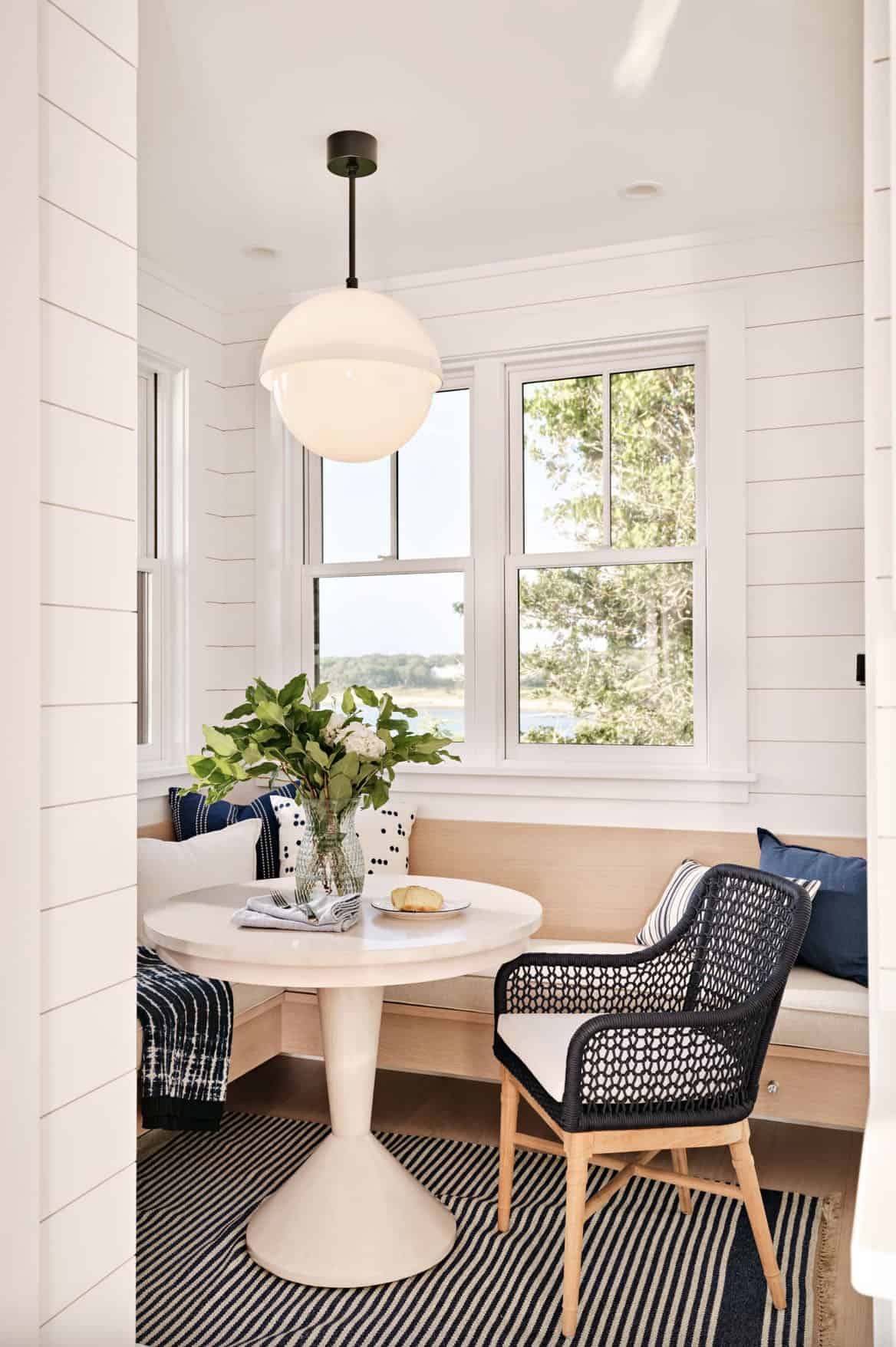 beach-style-breakfast-nook-with-a-built-in-banquette