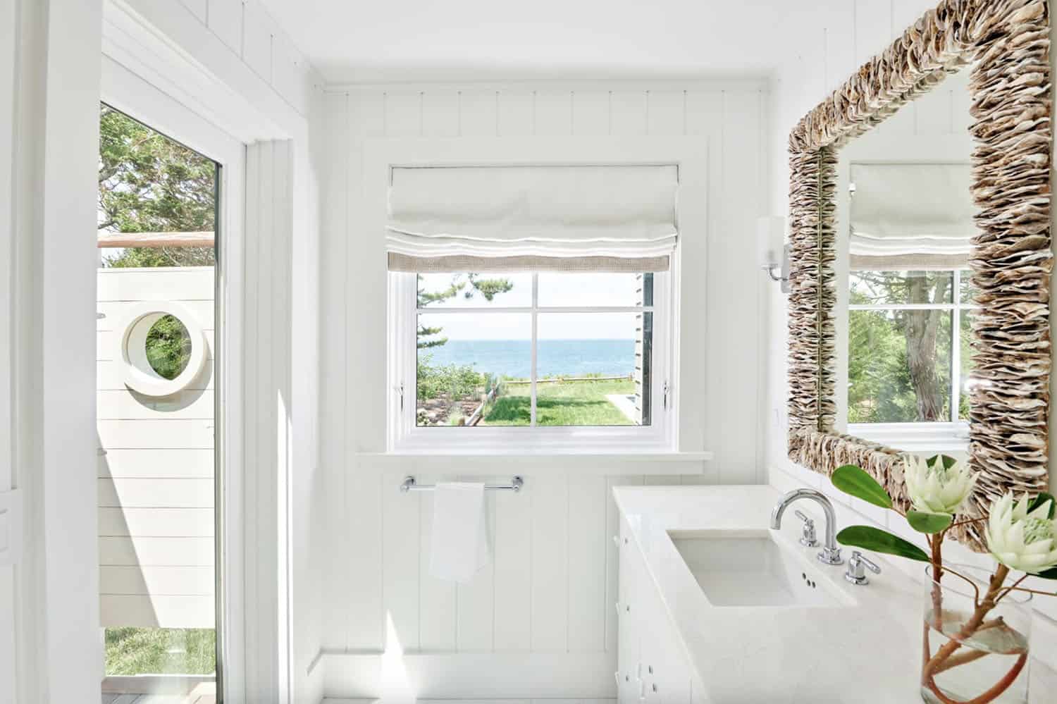 beach-style-bathroom
