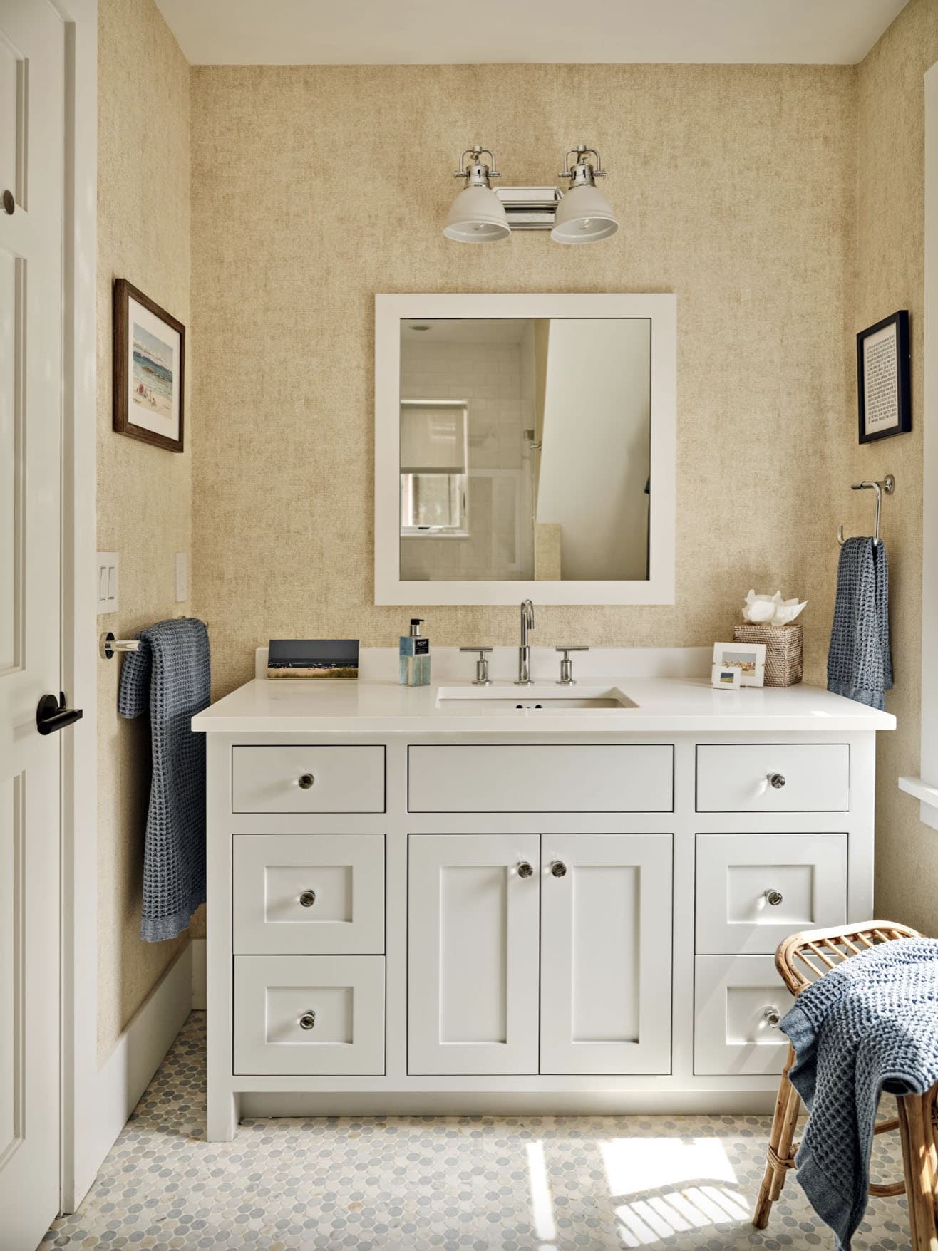 beach-style-guest-bathroom