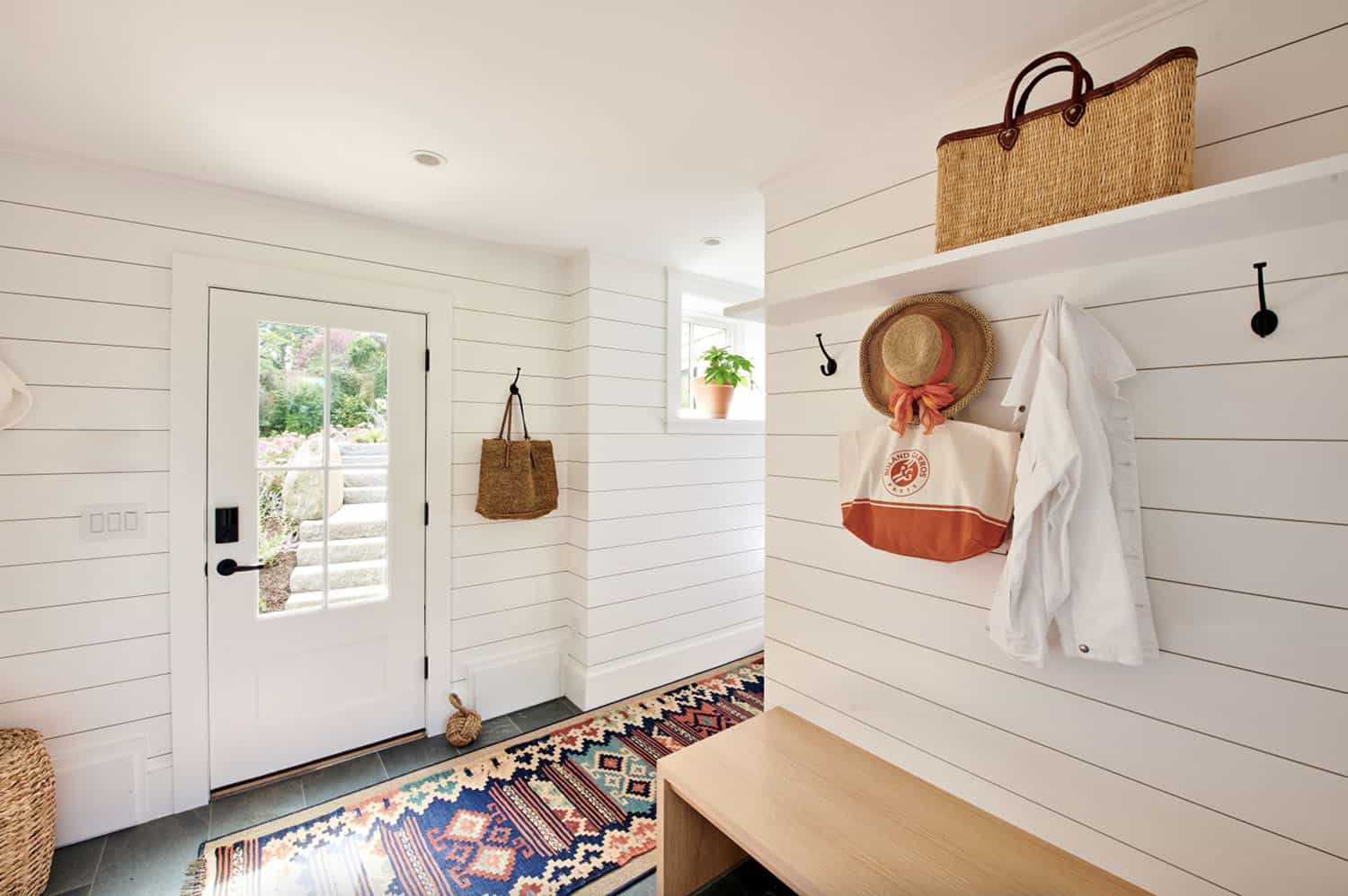 beach-style-mudroom-with-a-built-in-bench