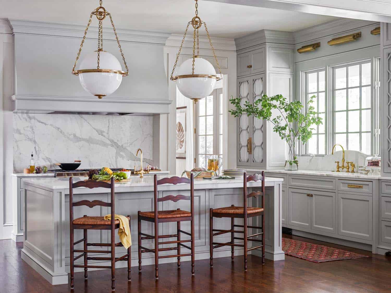 country-style-kitchen-with-large-pendant-lights