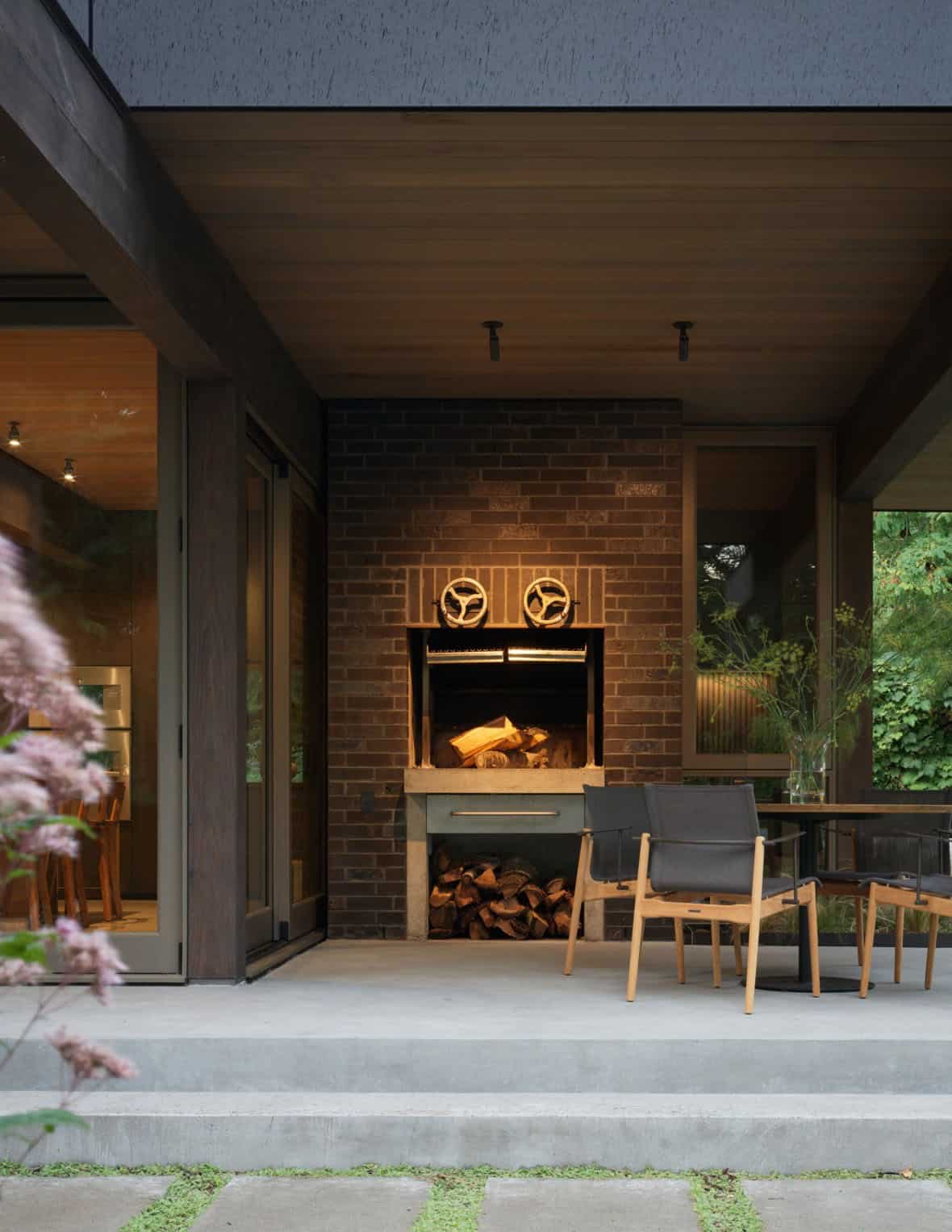 modern-covered-patio-with-a-fireplace-and-outdoor-dining