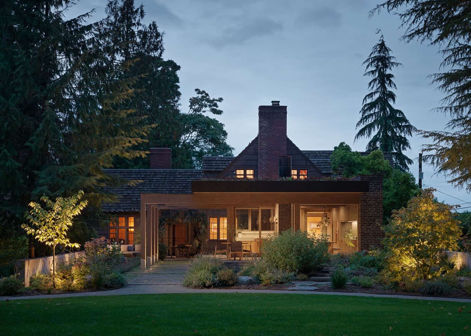 modern-house-exterior-at-dusk