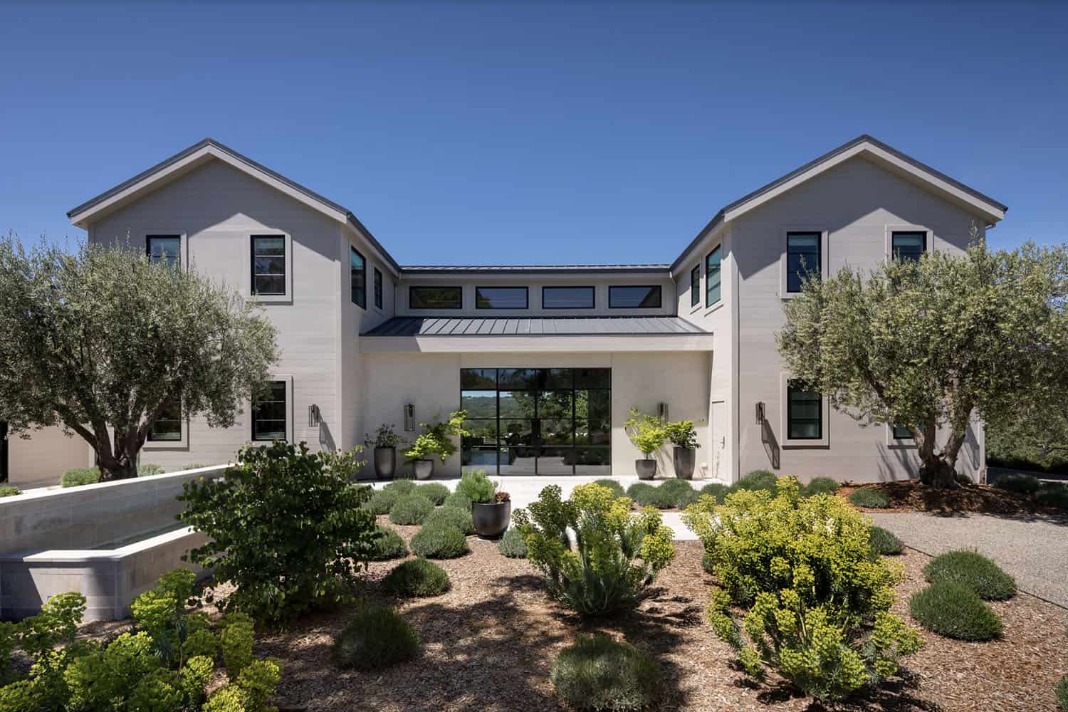 Inside this modern yet inviting retreat in the beautiful Sonoma wine country