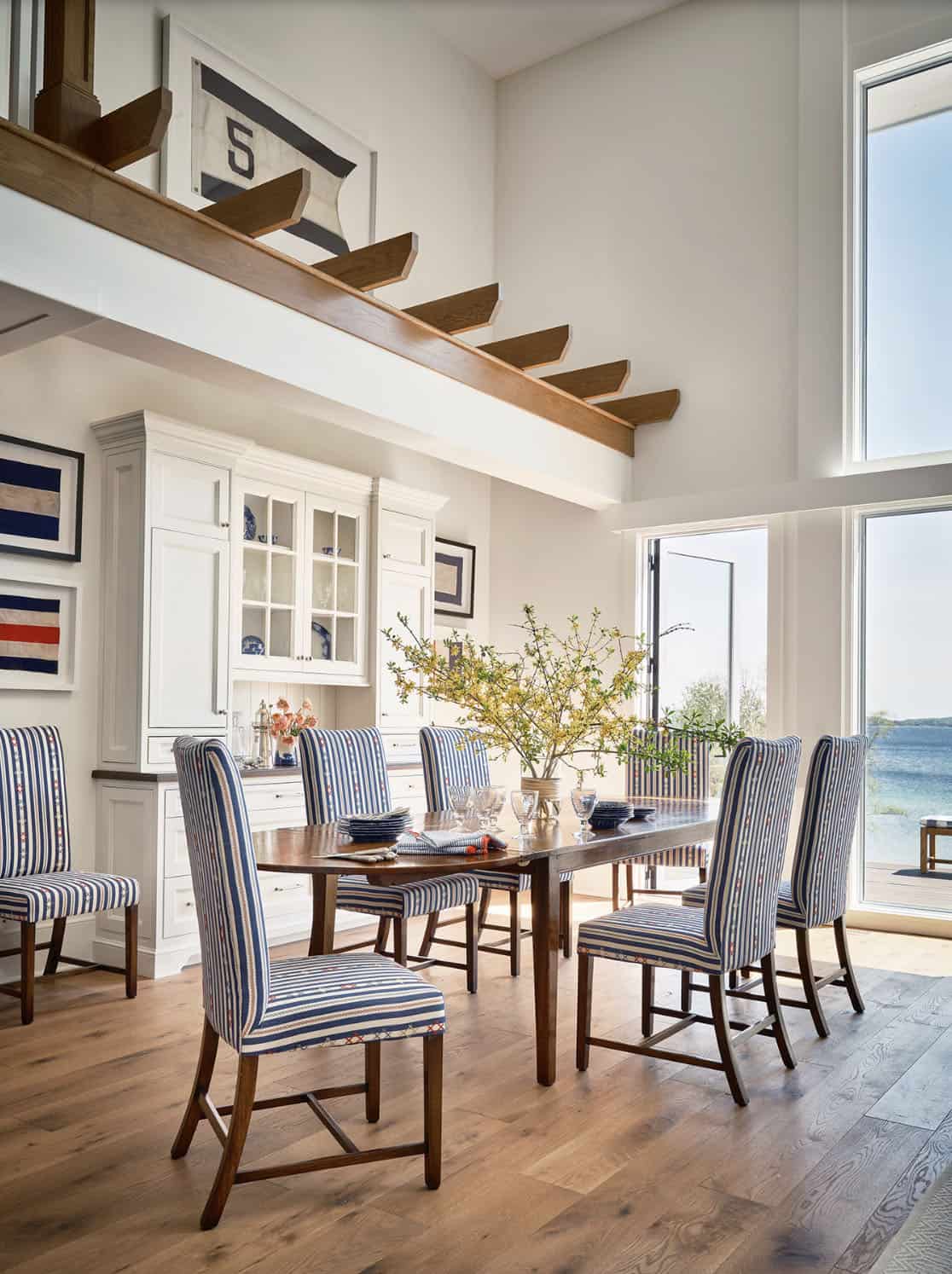 beach style dining room