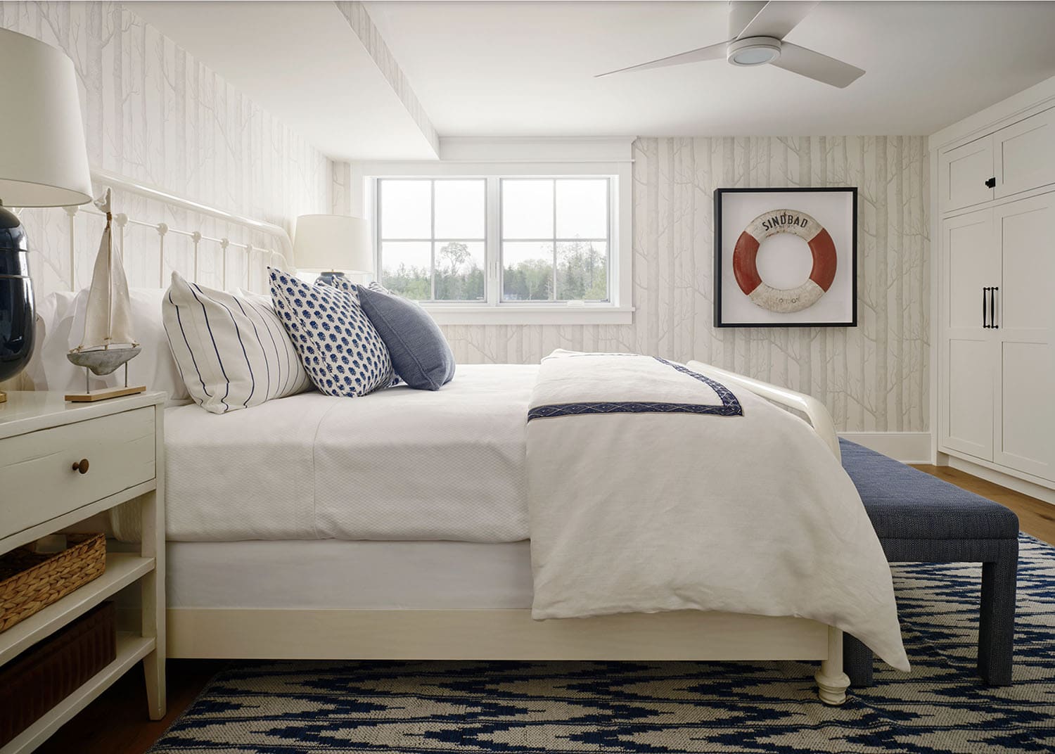 beach style lower level guest bedroom