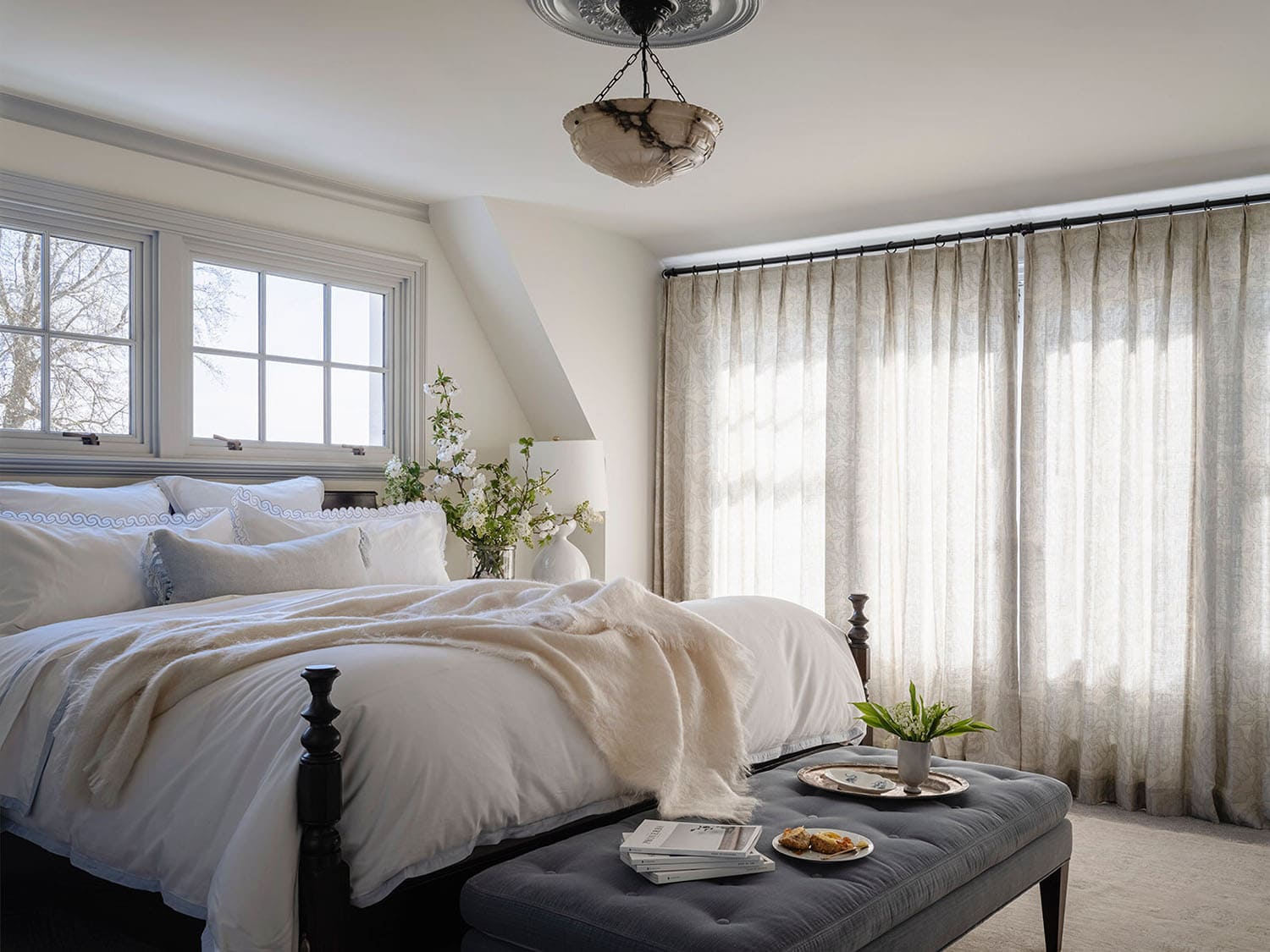 traditional style bedroom