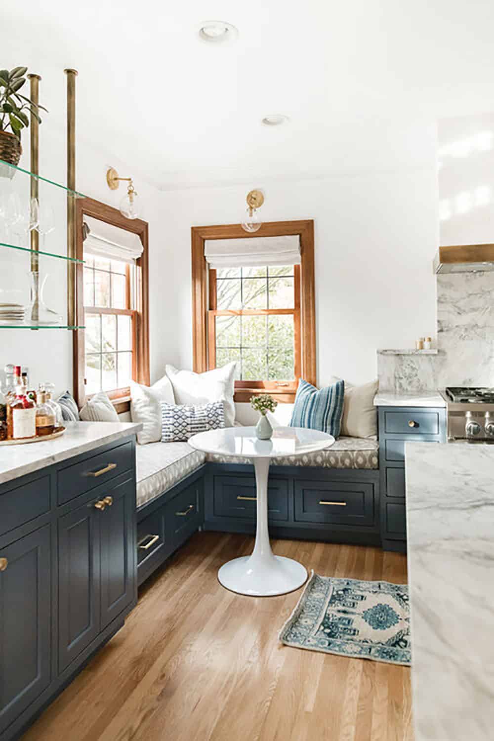 transitional stye kitchen breakfast nook with a built-in banquette