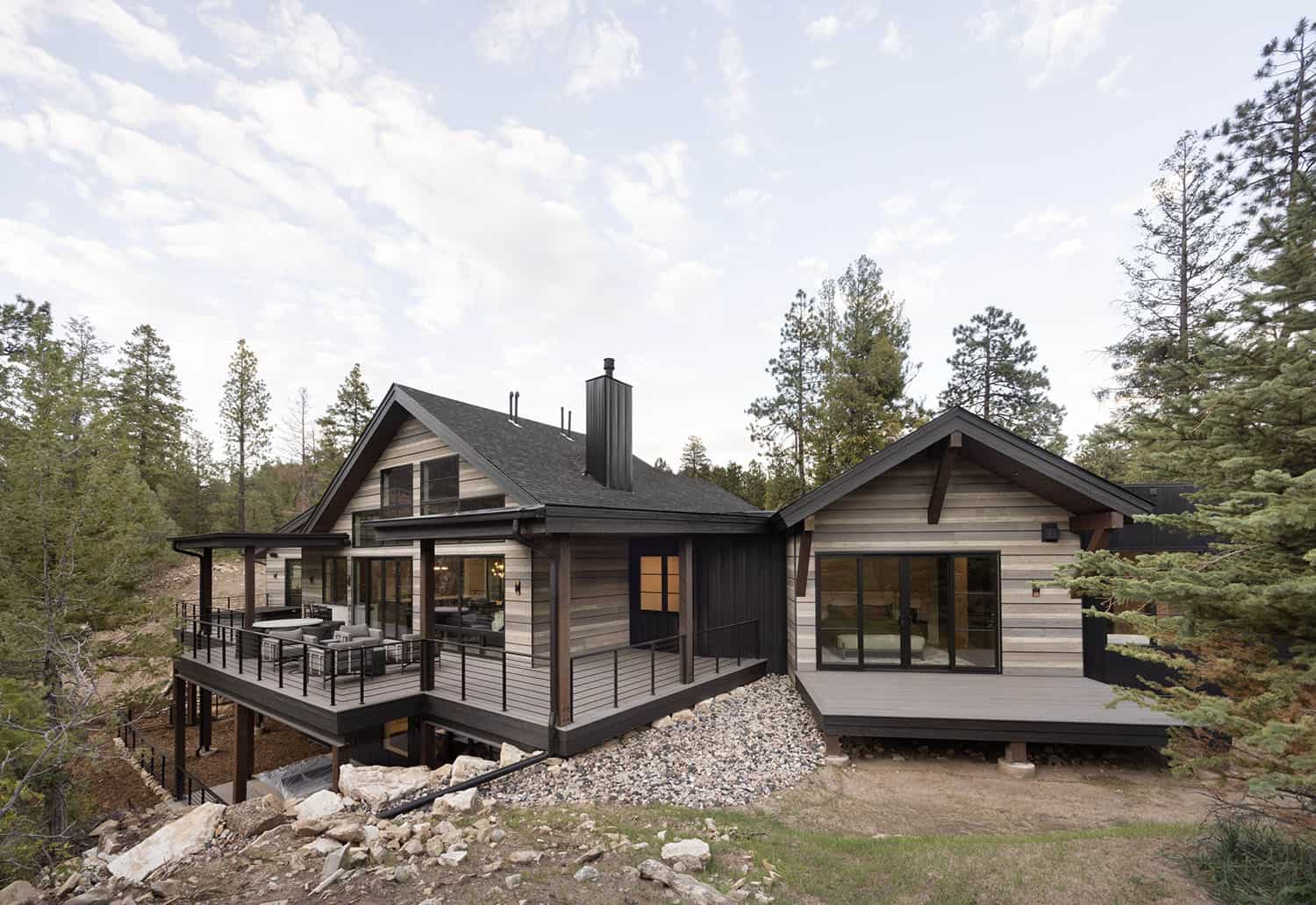 modern rustic mountain home exterior backyard view
