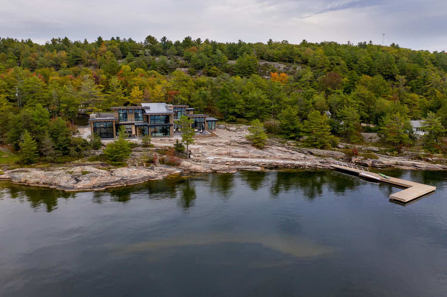 contemporary lakefront cottage exterior