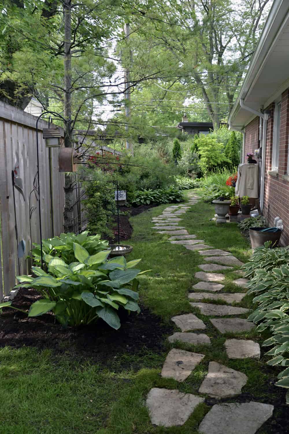 narrow side yard pathway