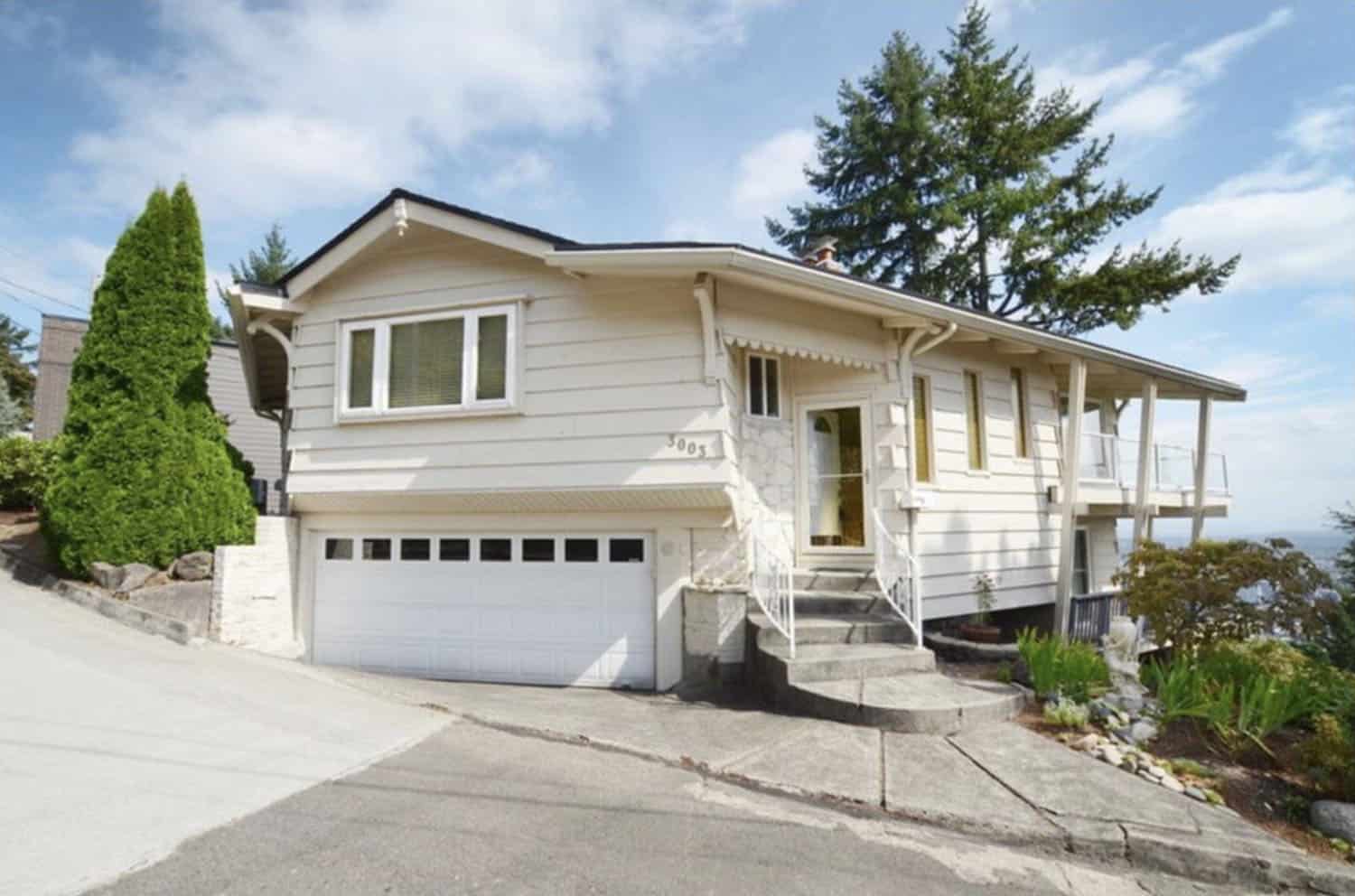 midcentury home exterior before the remodel