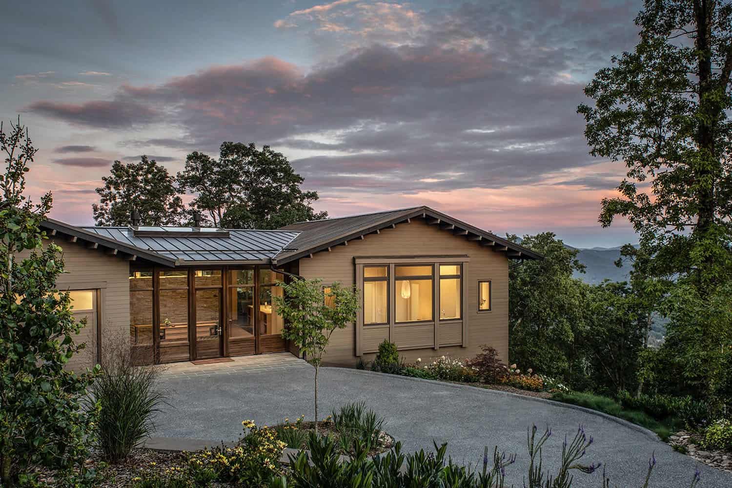 rustic modern mountain home exterior