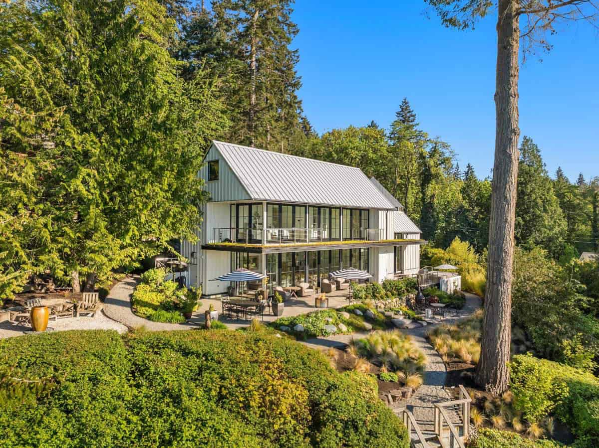 modern farmhouse style house exterior