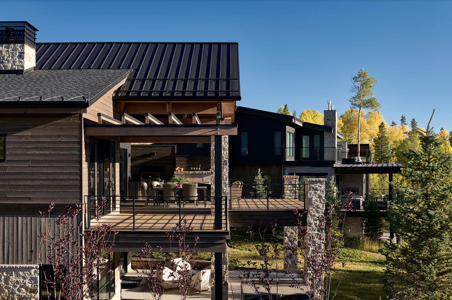 modern mountain home exterior backyard view
