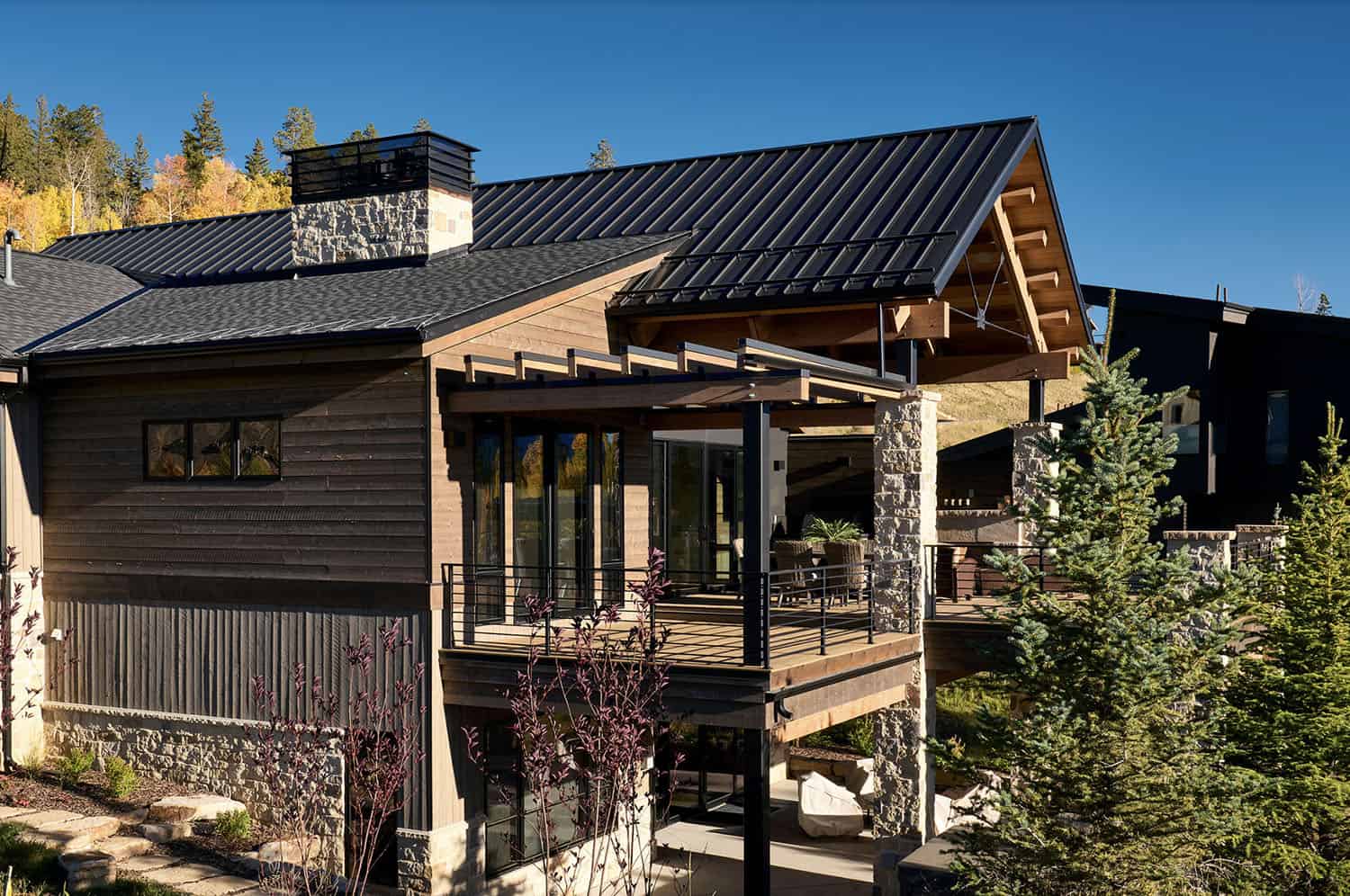 modern mountain home exterior backyard view