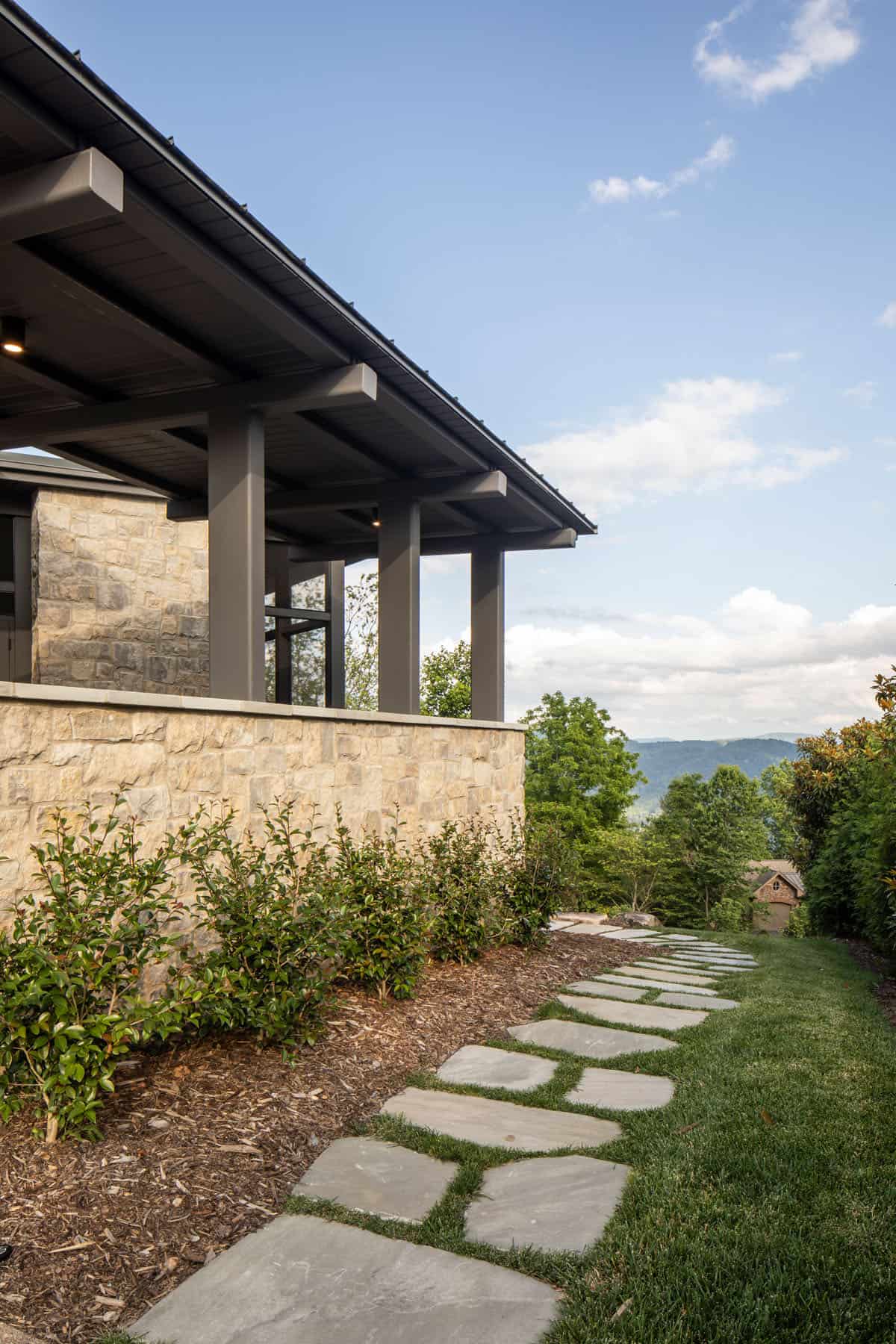 mountain modern home exterior 