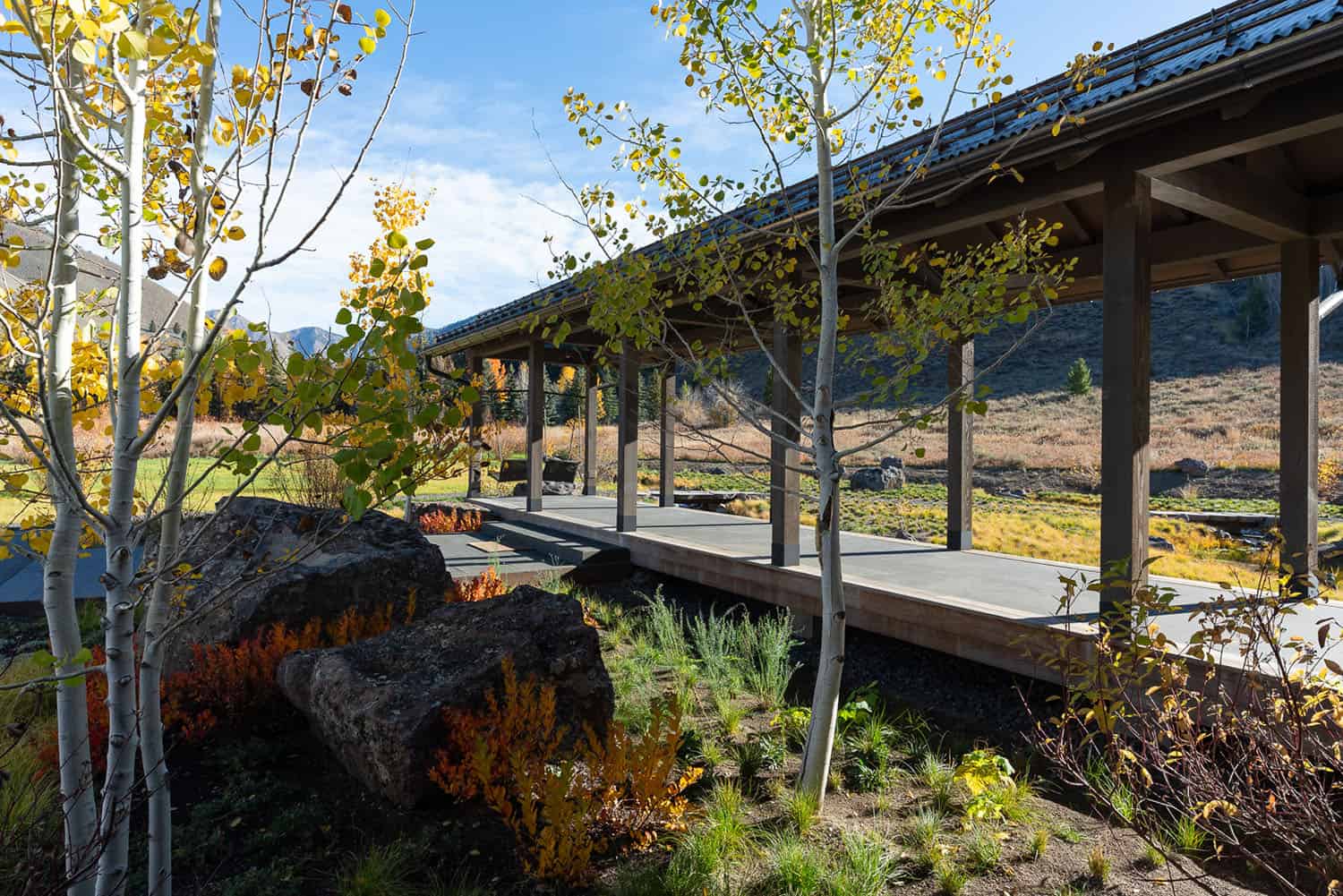 modern mountain home covered breezeway