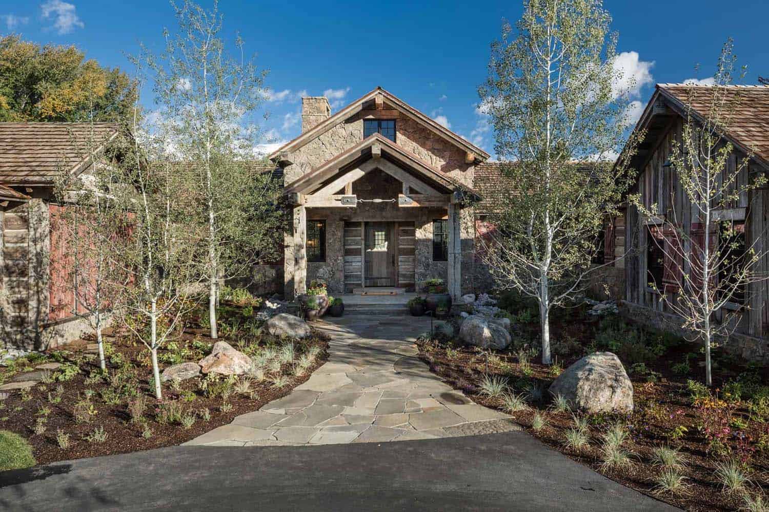 rustic modern mountain home exterior