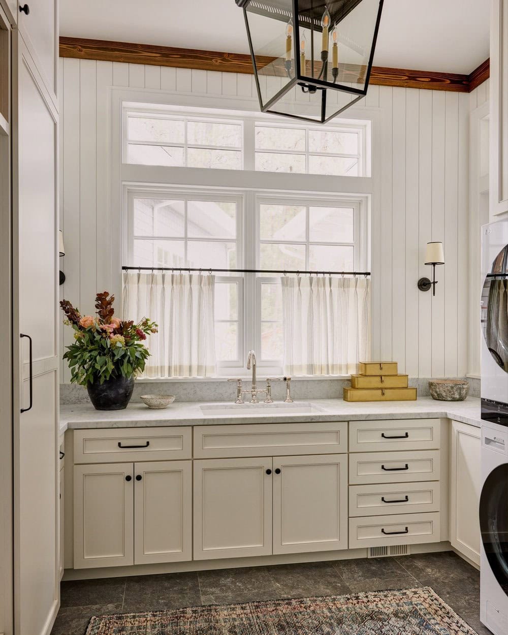 A laundry room with a washer and dryer.