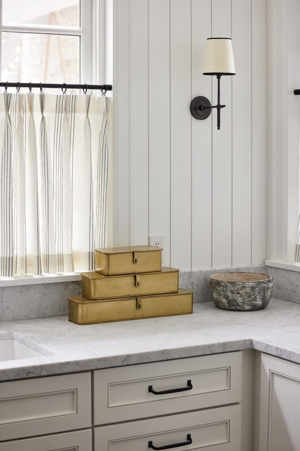 A laundry room with a white countertop