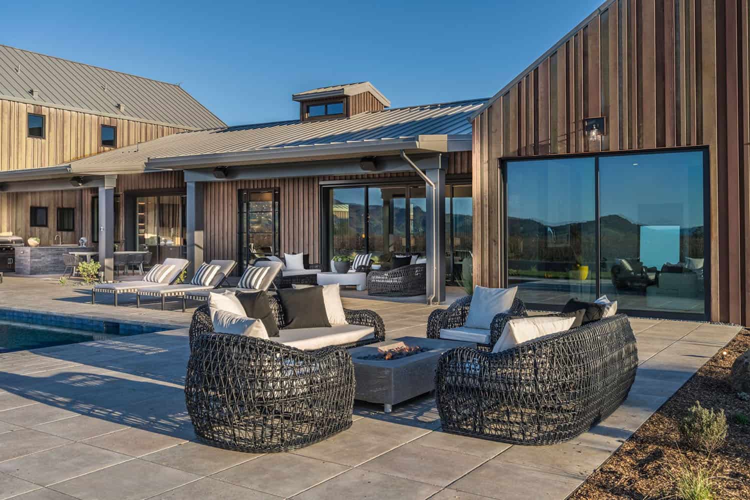 contemporary vineyard home patio with outdoor furniture