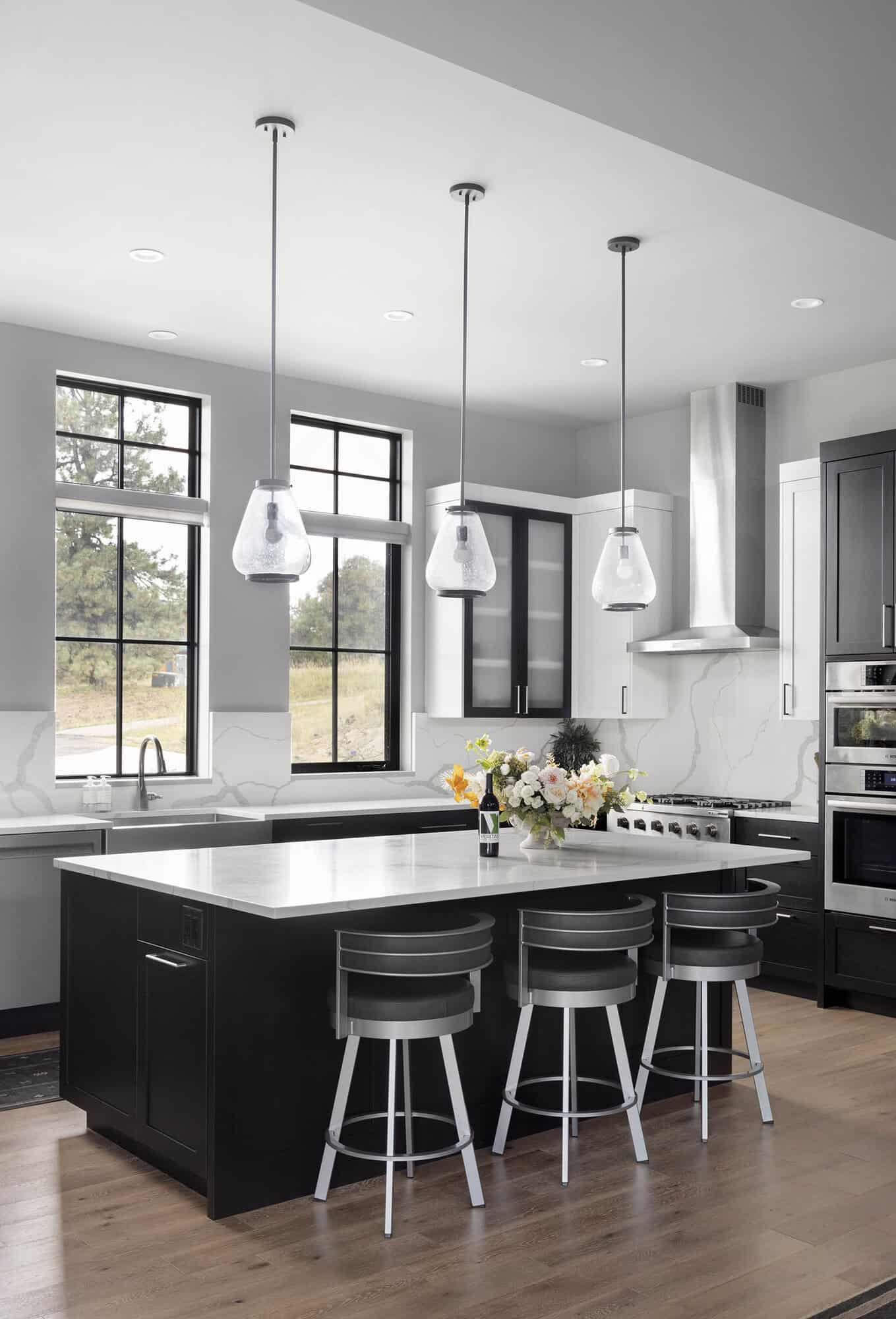 A modern kitchen with black and white cabinets.