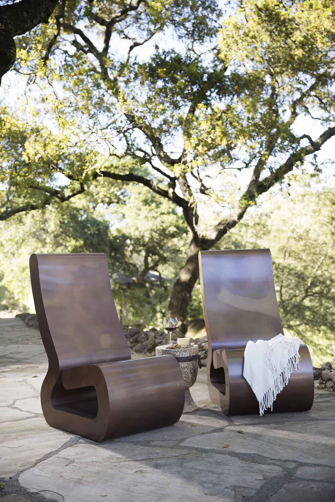 contemporary home patio with outdoor chairs