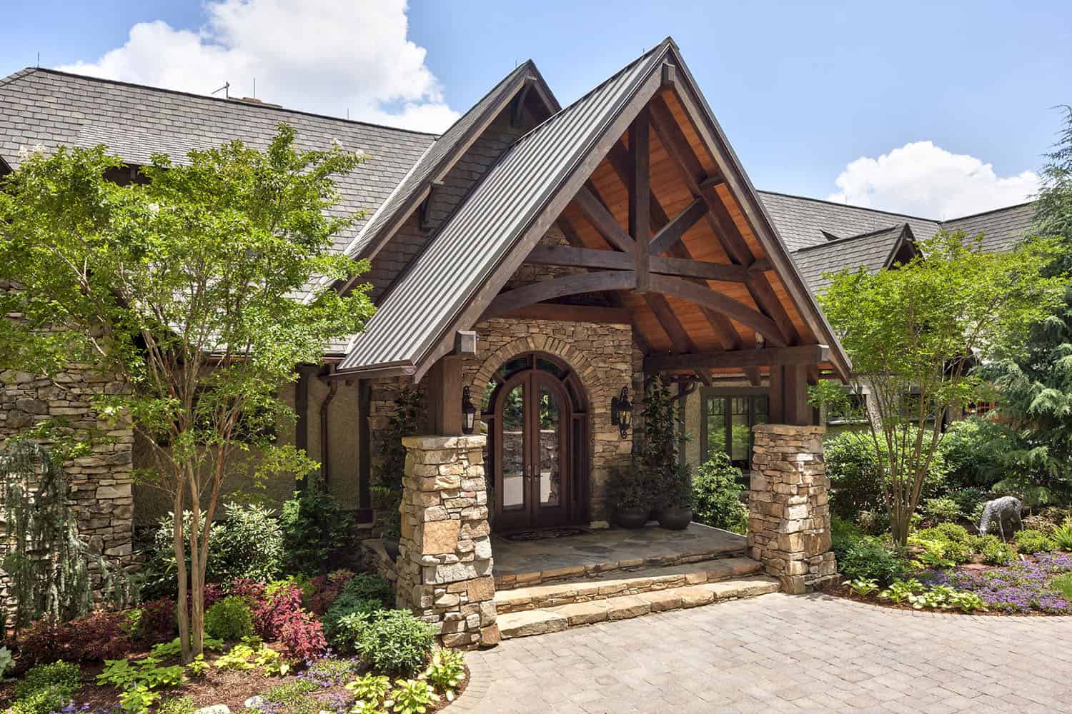 modern rustic mountain home exterior