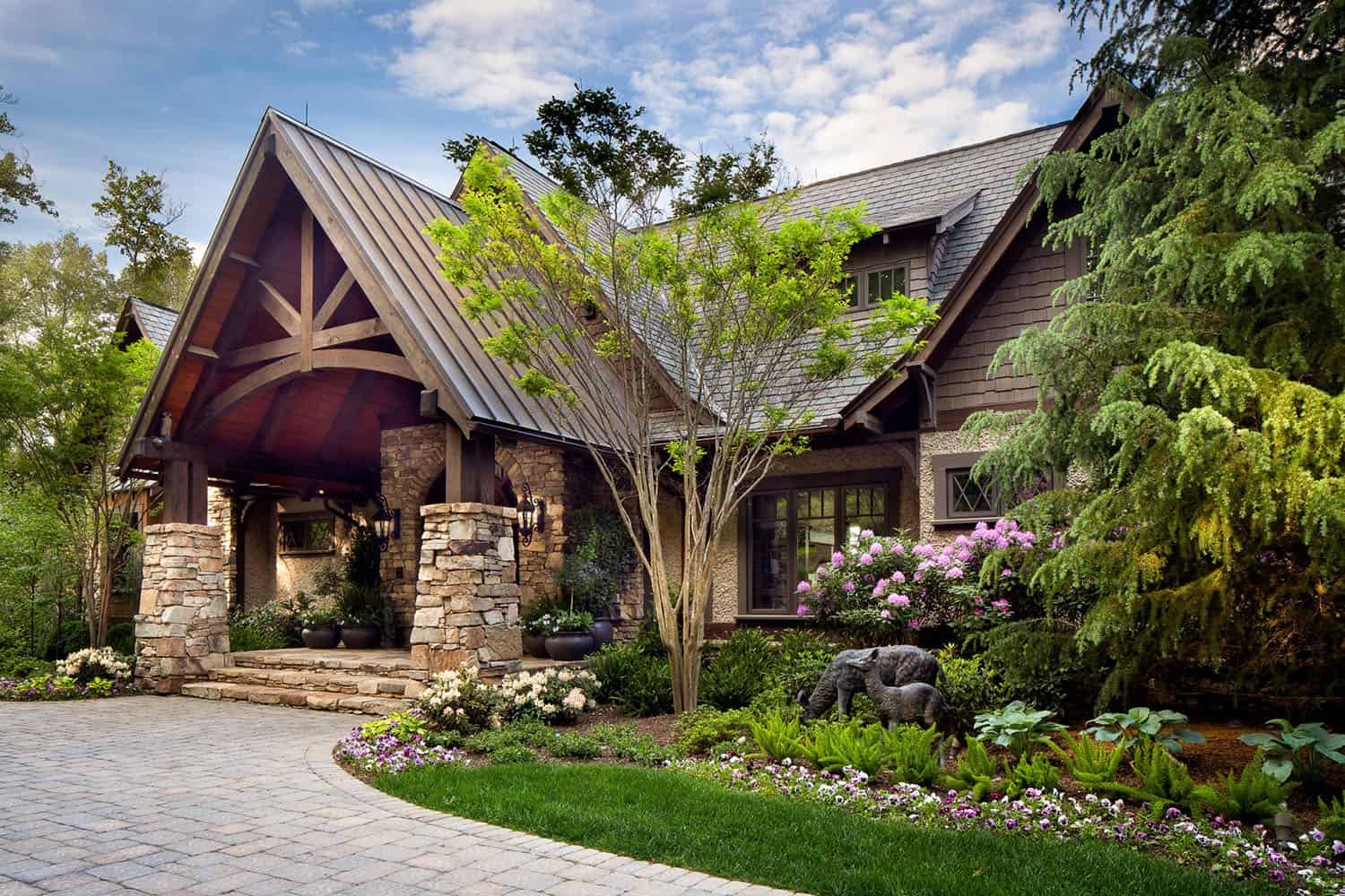 modern rustic mountain home exterior