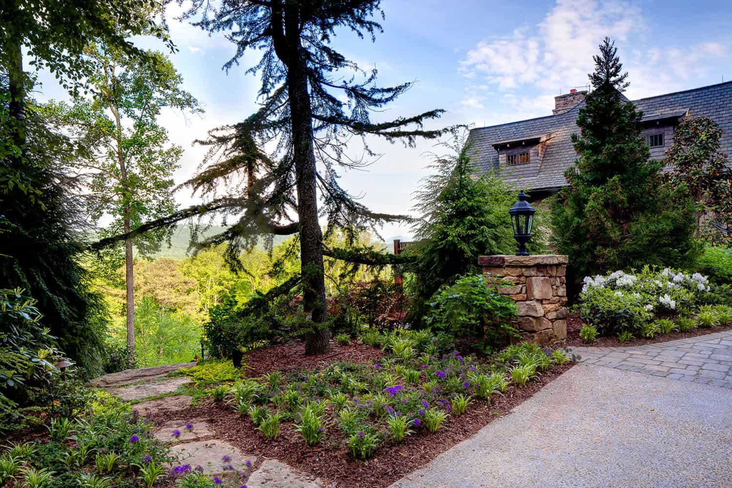 modern rustic mountain home exterior landscape