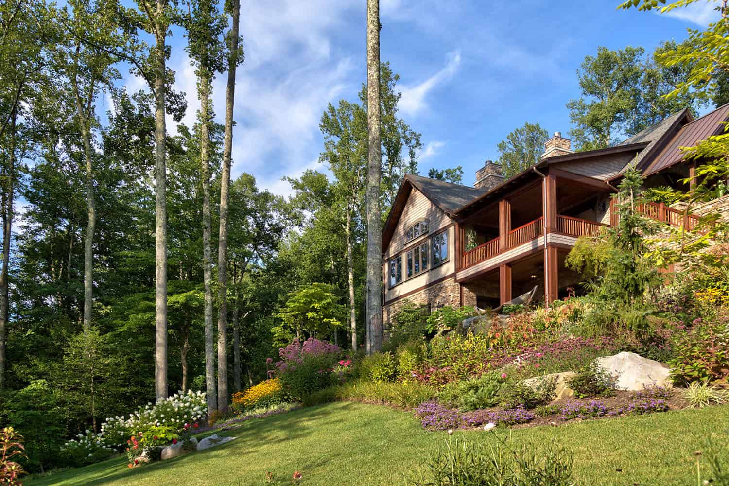 modern rustic mountain home exterior