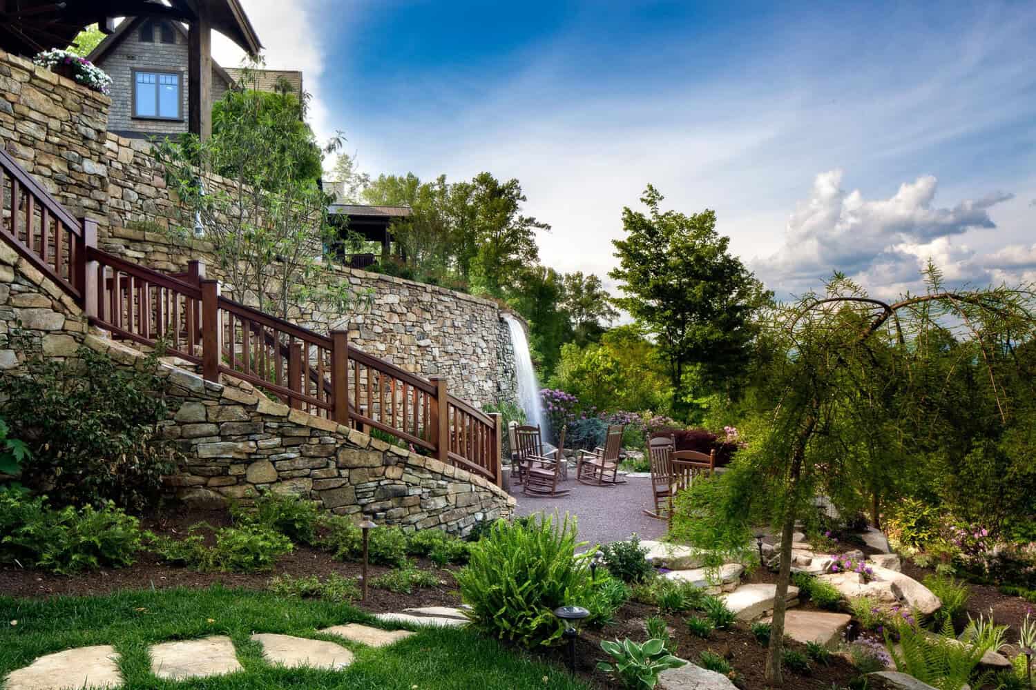modern rustic mountain home exterior