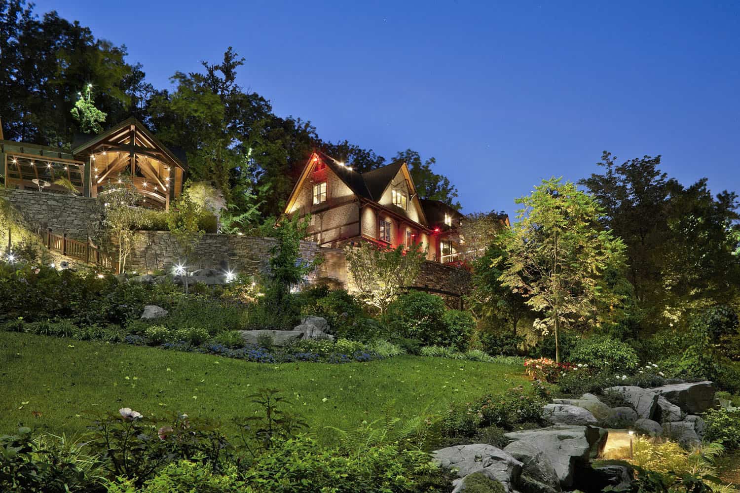 modern rustic mountain home exterior at dusk