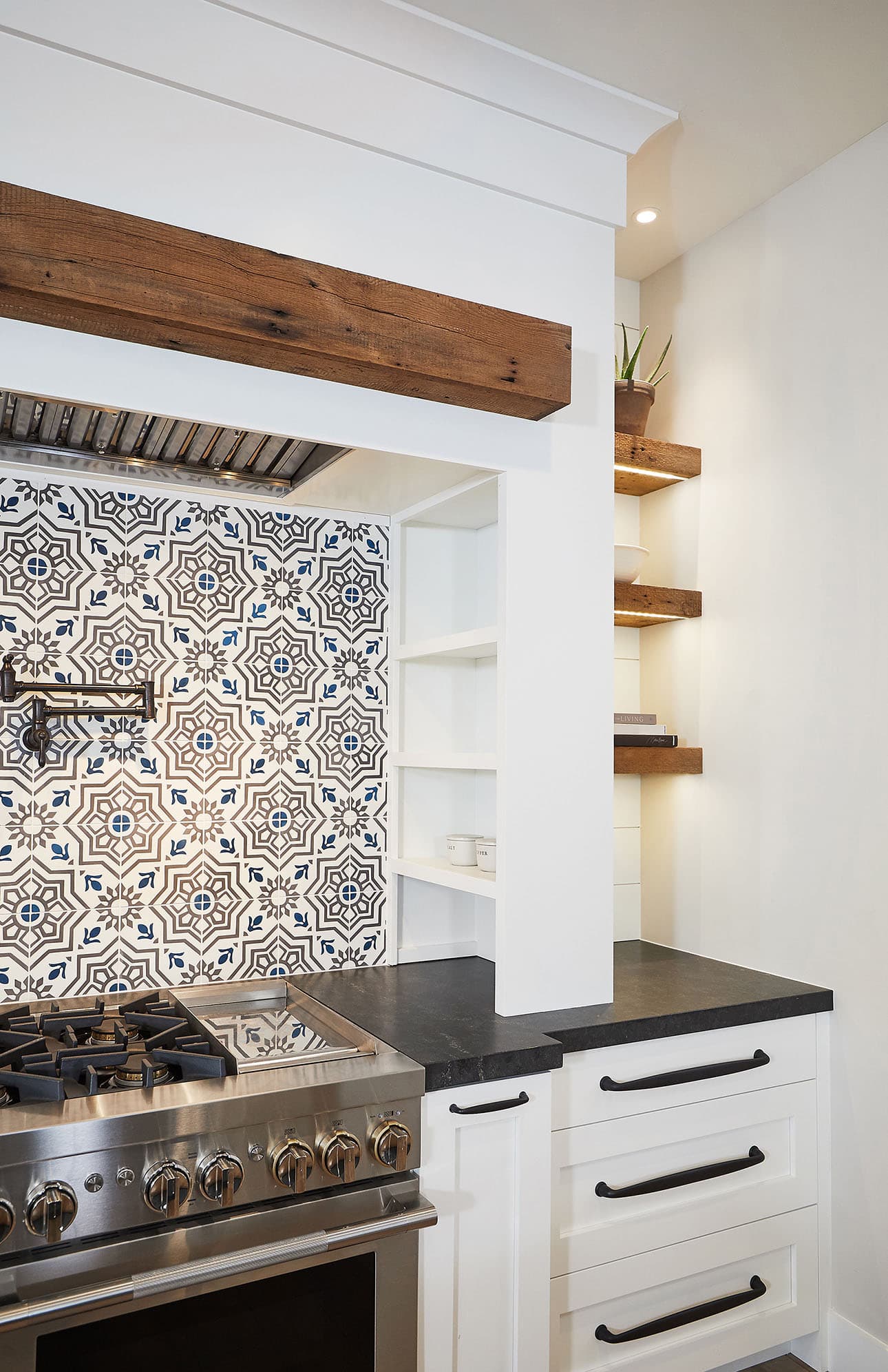 mountain style kitchen with backsplash tile