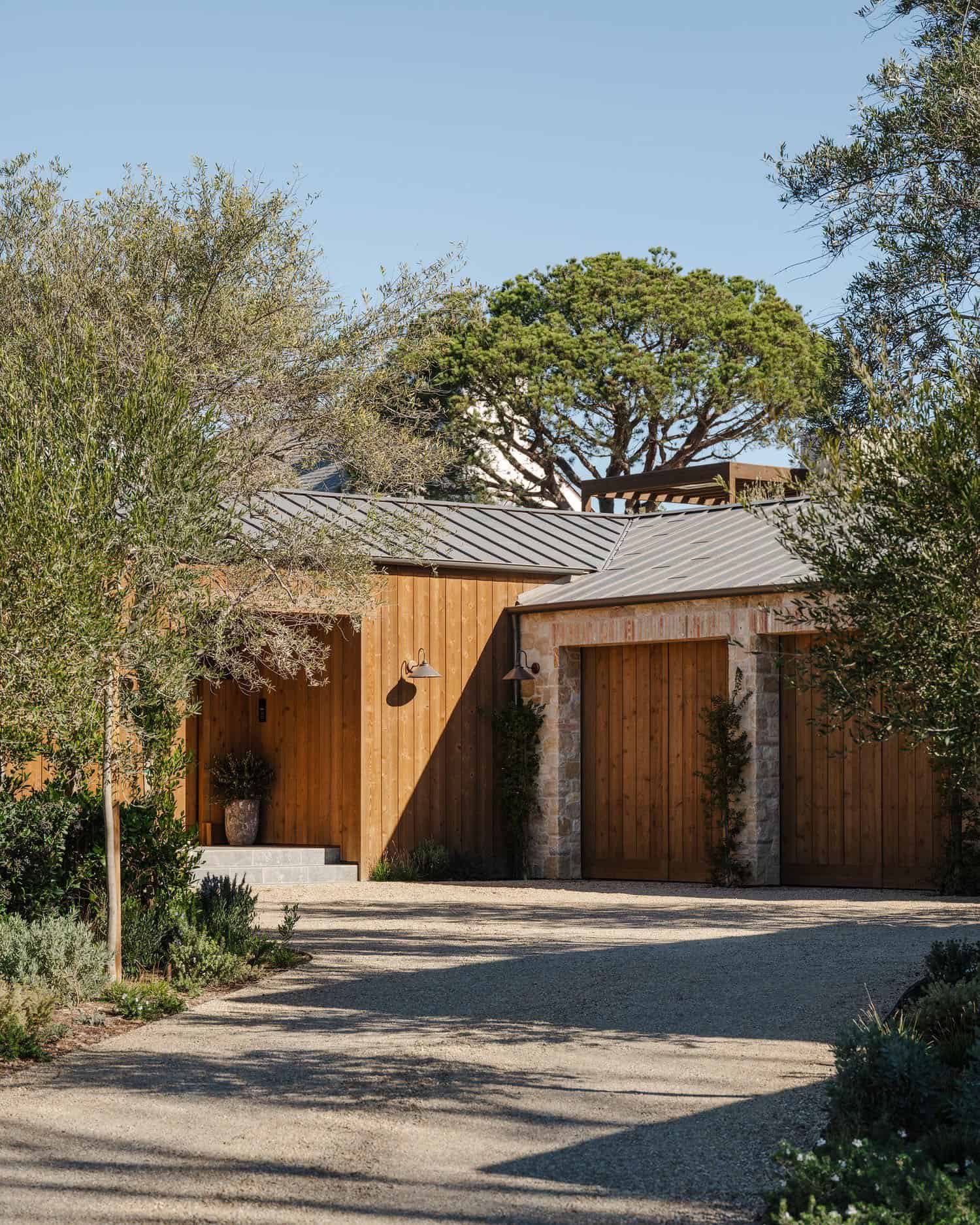 farmhouse style home exterior garage