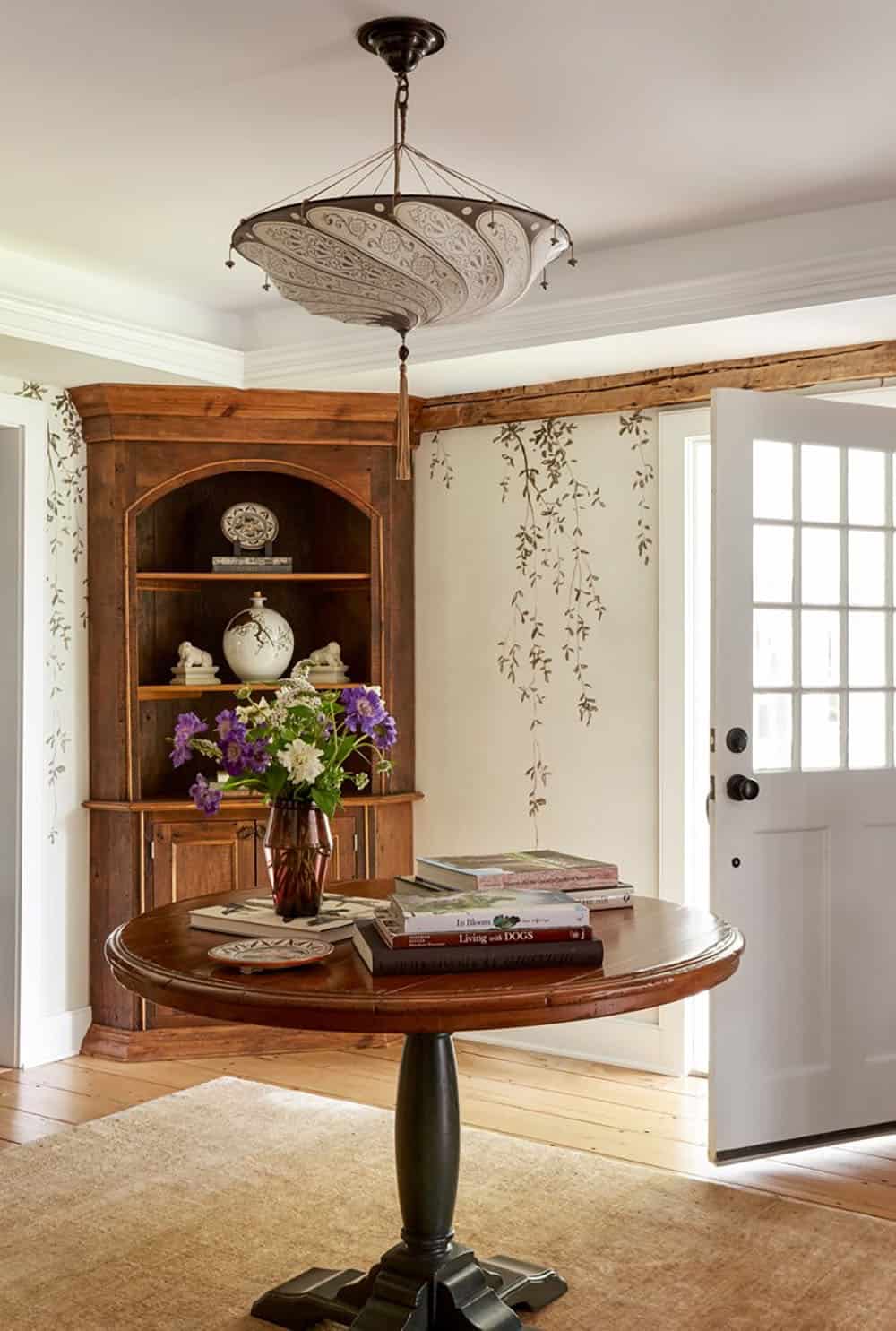 colonial style farmhouse entry