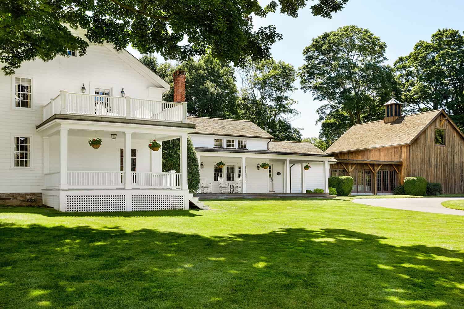 colonial style farmhouse exterior