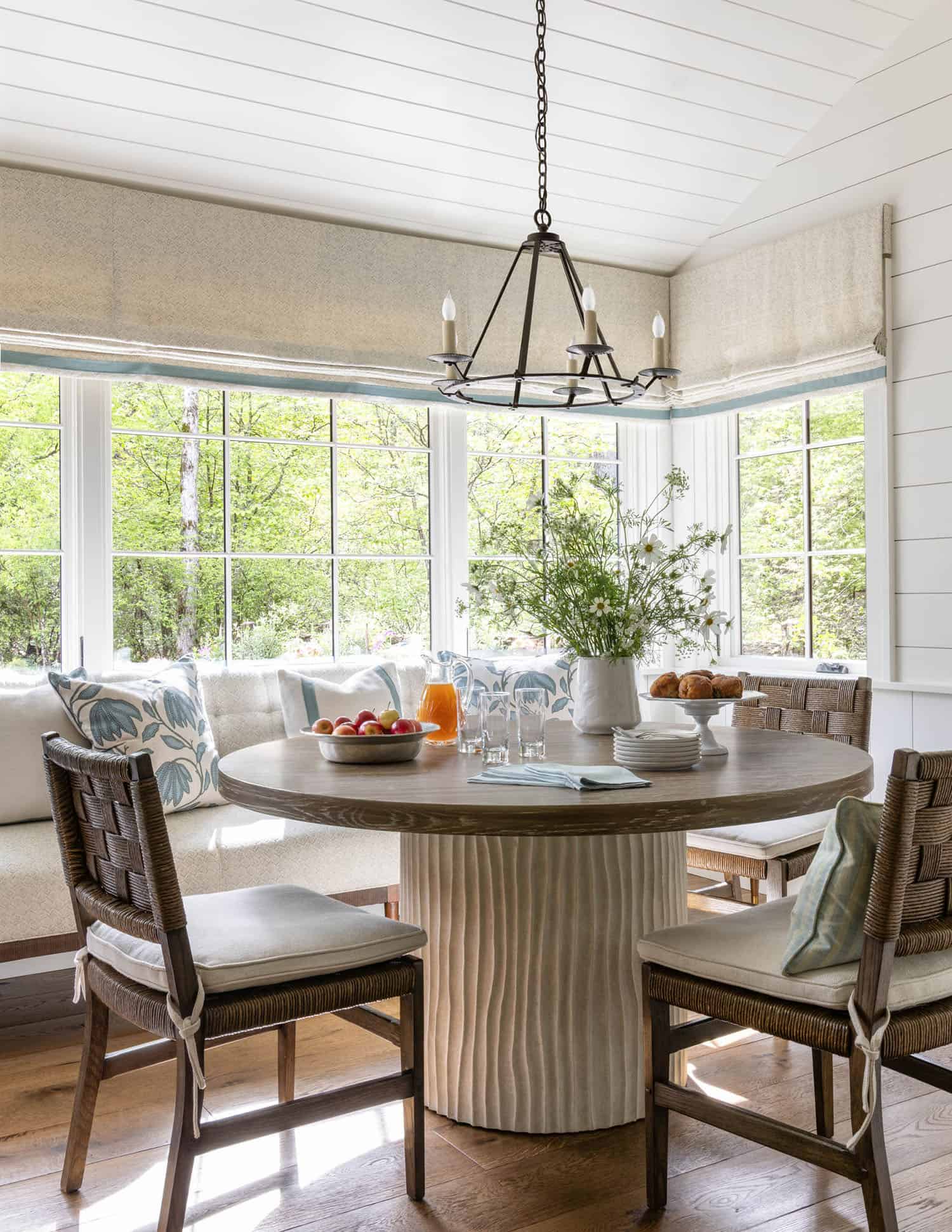 transitional style breakfast nook with a built-in banquette