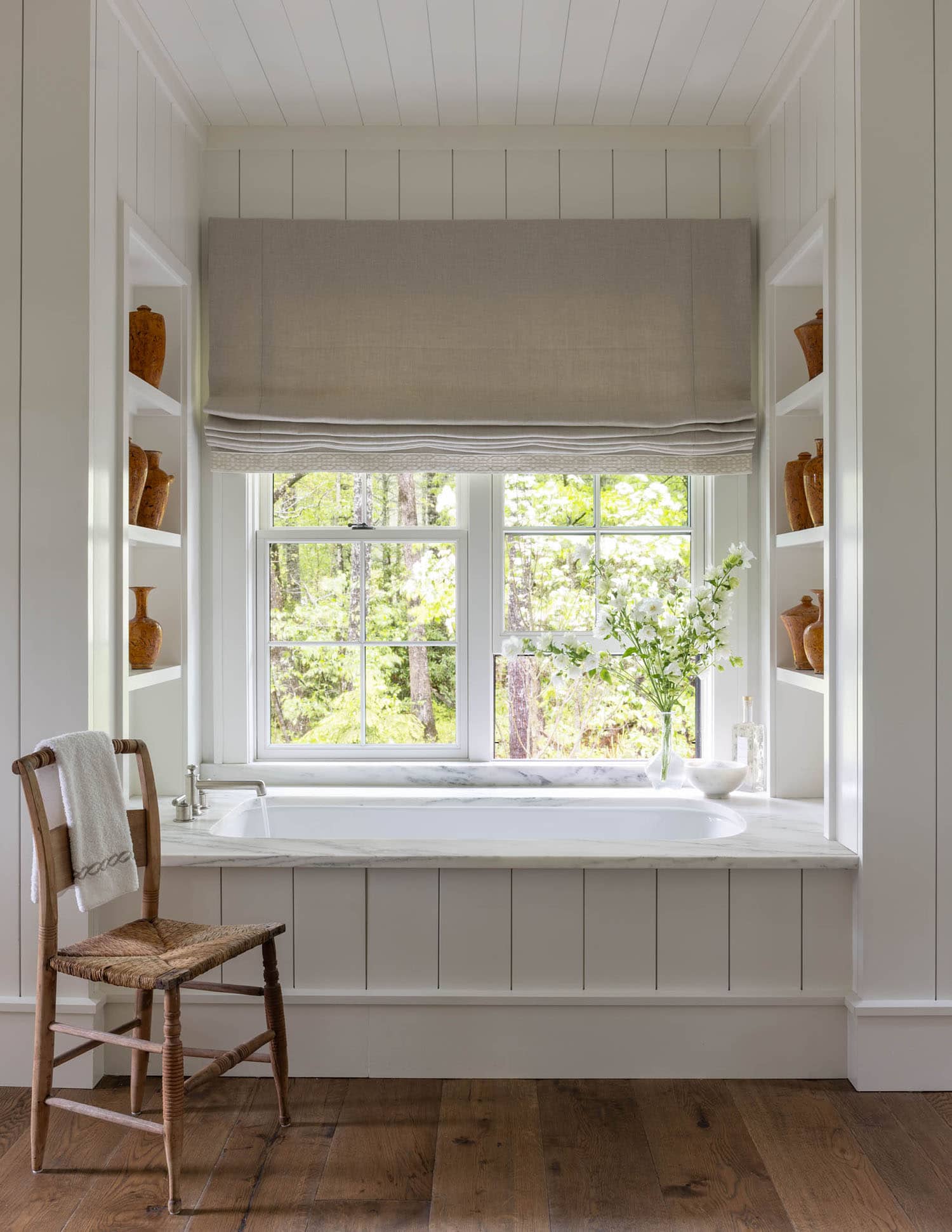 transitional style bathroom with an integrated tub