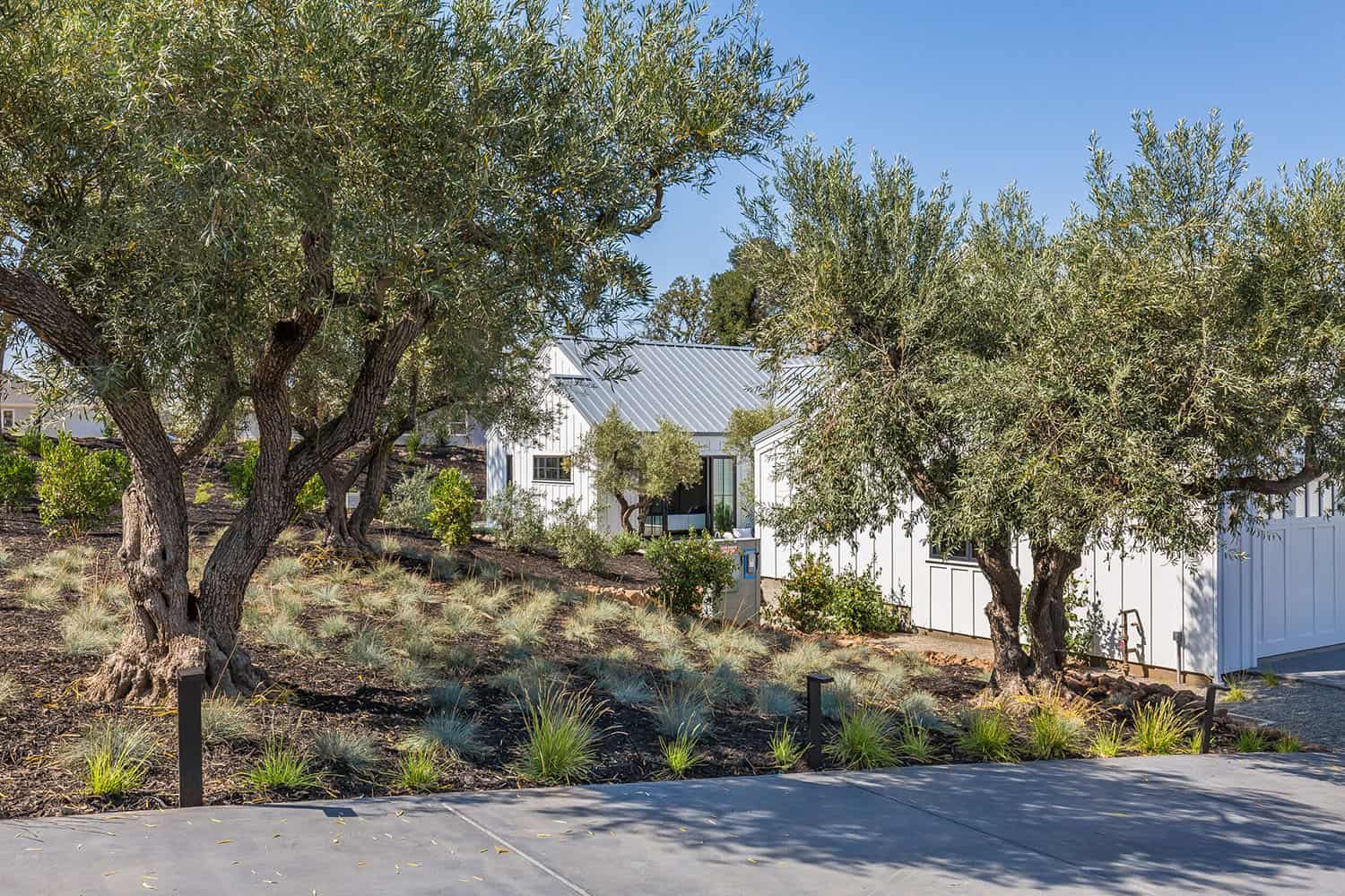 modern farmhouse style home exterior