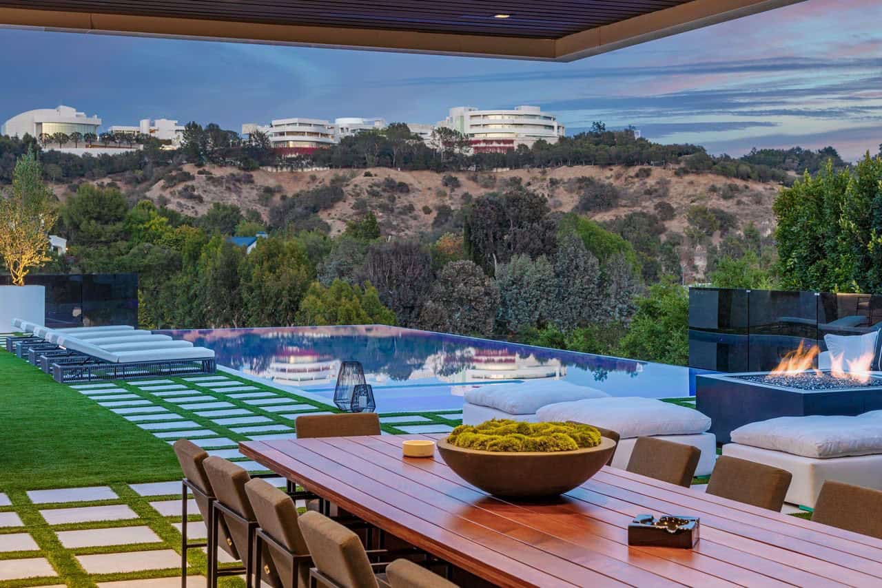 modern house exterior with a covered patio and alfresco dining