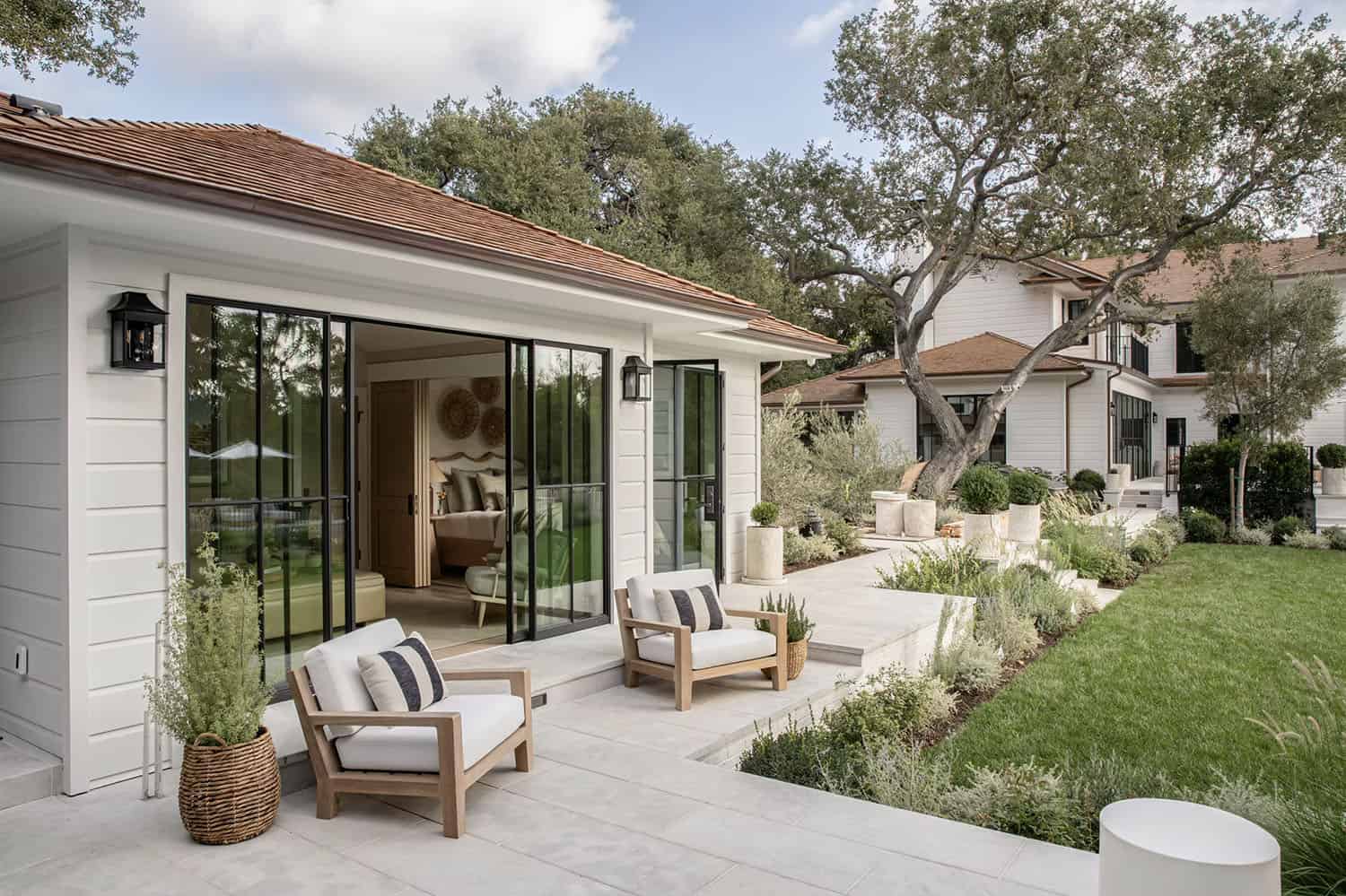 transitional style patio with outdoor furniture