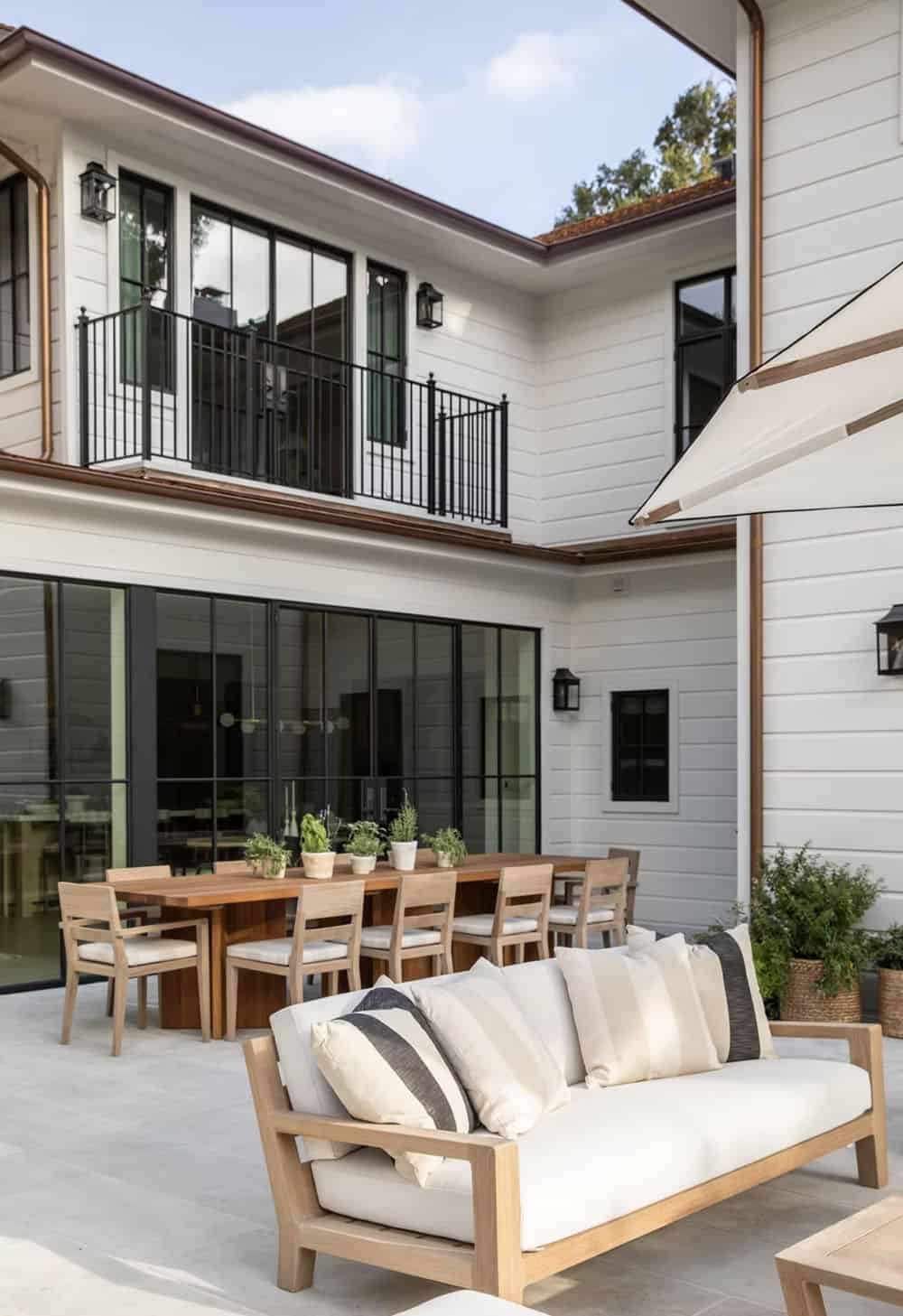 transitional style patio with alfresco dining