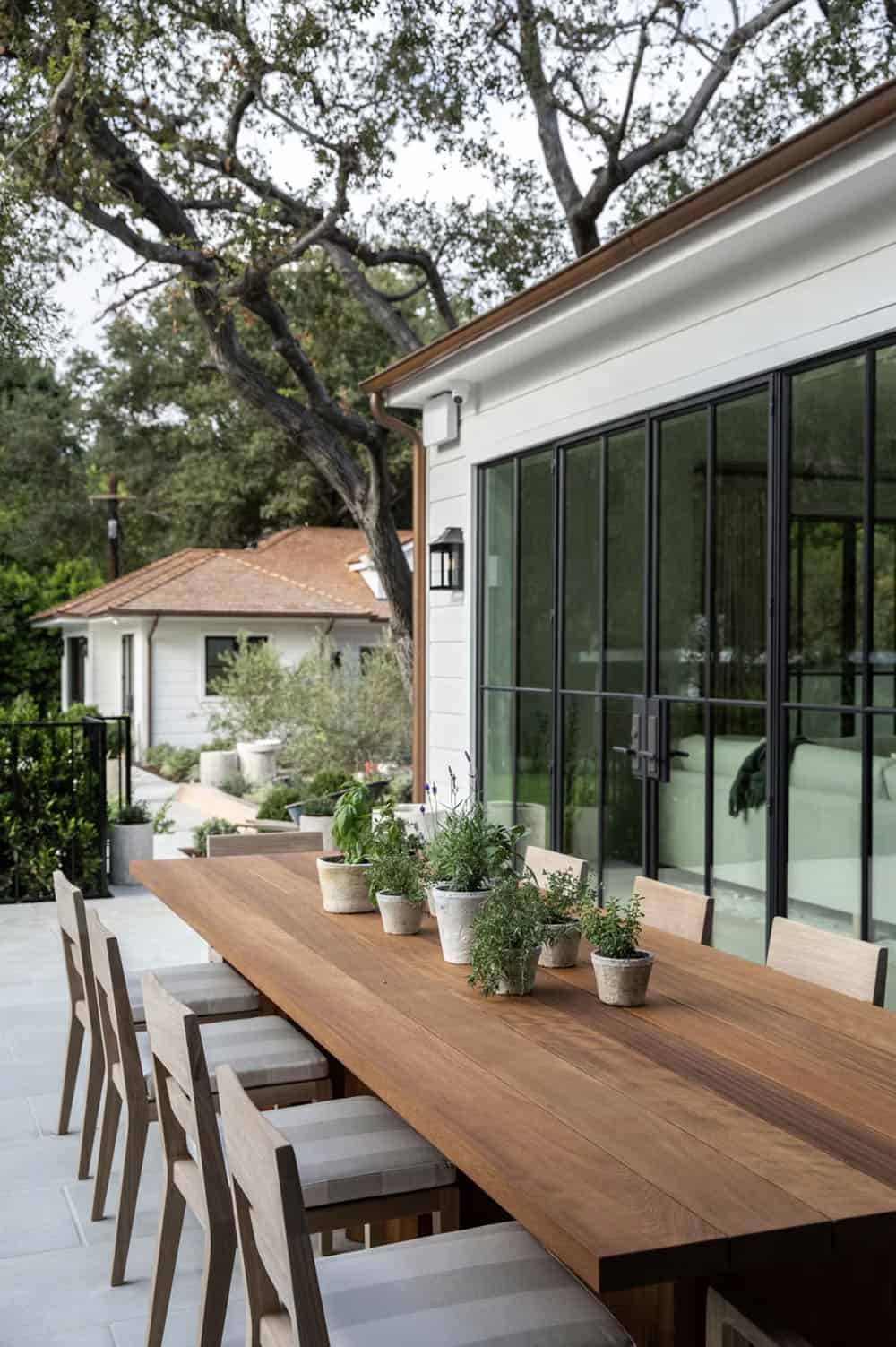 transitional style patio with alfresco dining