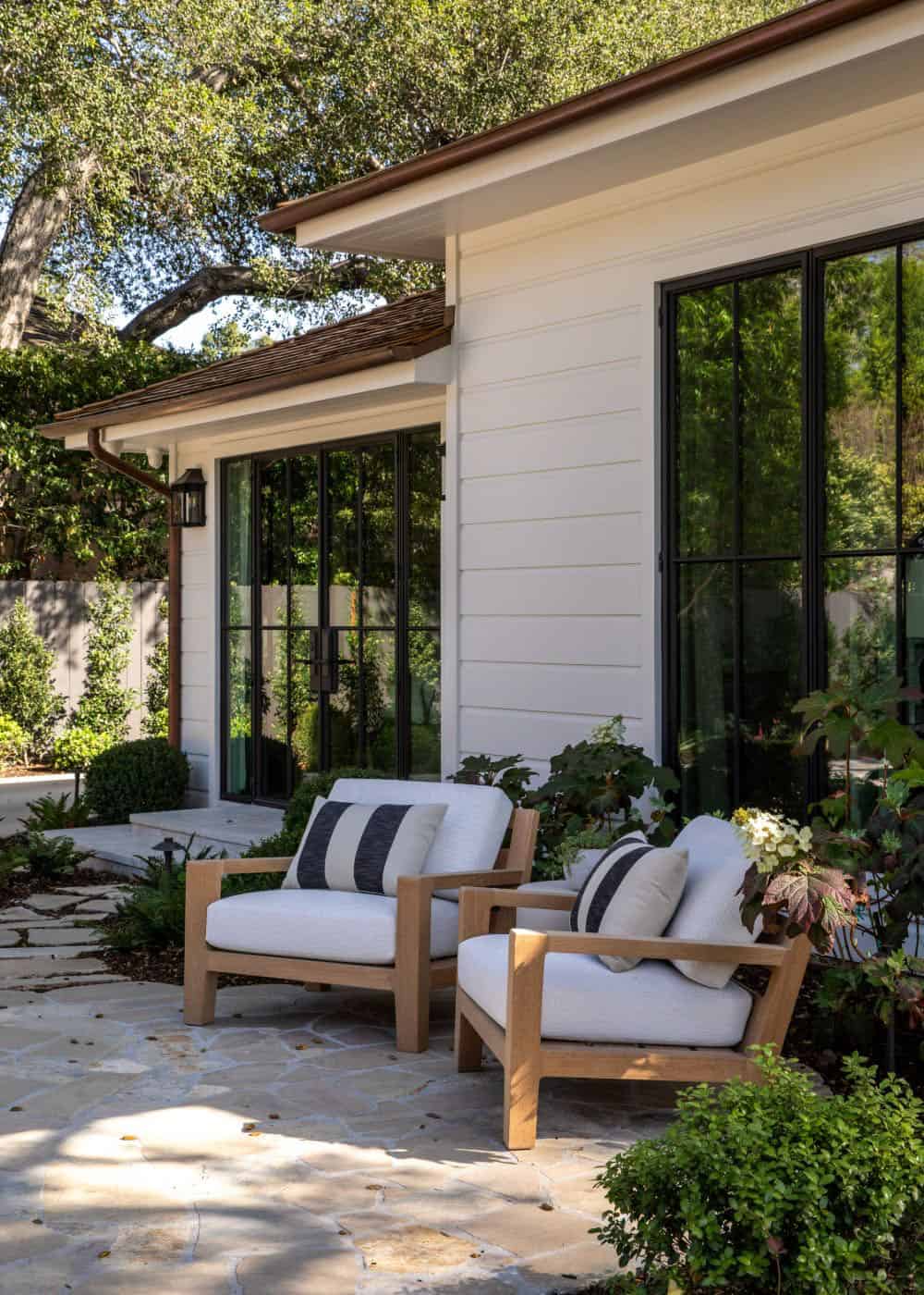 transitional style patio with outdoor furniture